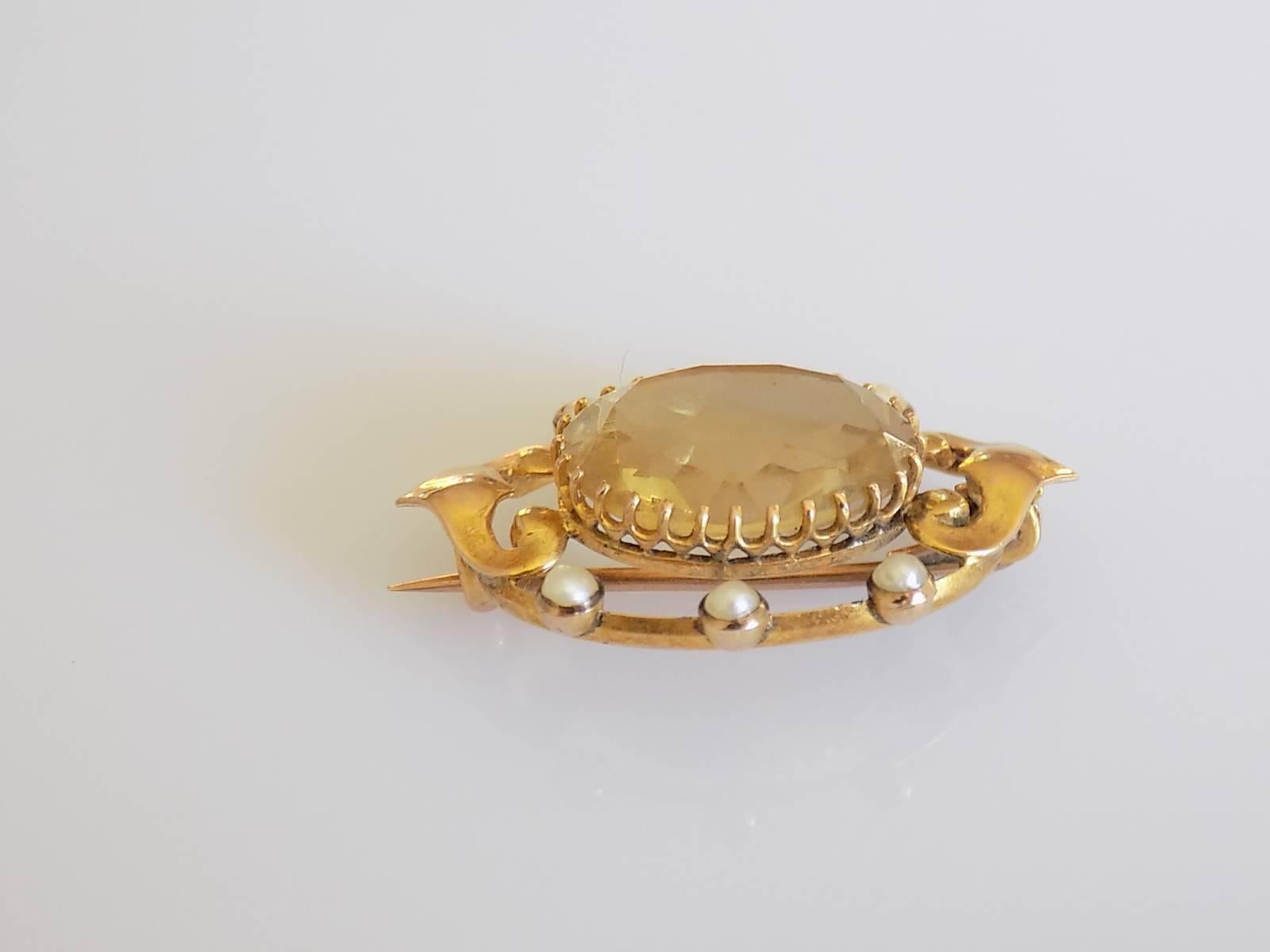 A Gorgeous Art Nouveau c.1900 9 Carat Yellow Gold, Golden Citrine and split Pearl brooch. English origin.
Length 28mm, Width 19mm.
Citrine 15mm x 12mm.
Weight 3.1gr.
Marked 9CT for 9 Carat Gold.
