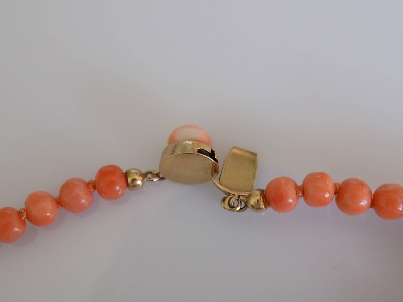 Victorian Gold Graduated Coral Beads Necklace  In Excellent Condition In Boston, Lincolnshire