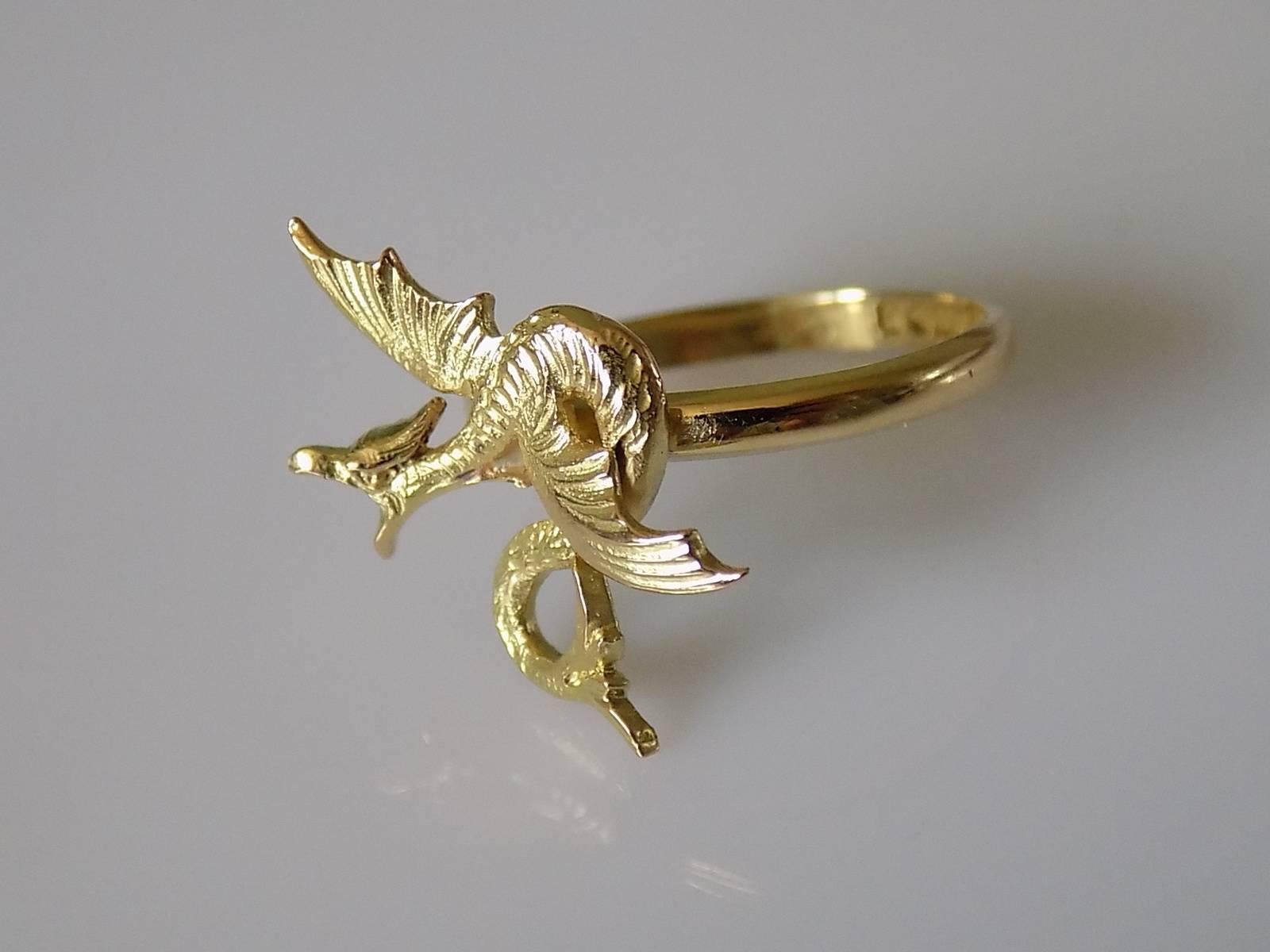 An Antique 18 Carat Gold Flying Dragon ring. Ring made of Antique c.1900 18 Carat Gold Dragon stick pin with added 18 Carat Gold shank. Rare and Unique ring.

Size N UK, 7 US sizable.

Height 22mm.

Weight 3.3gr.

Shank fully hallmarked for