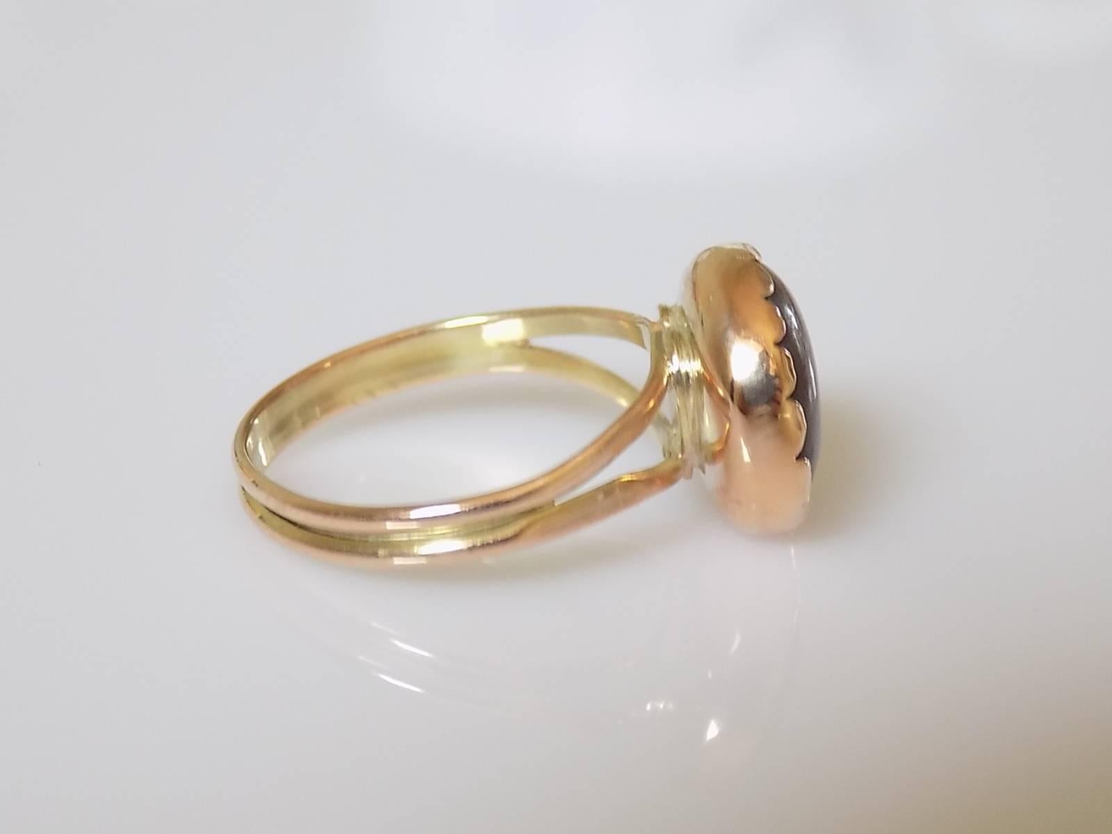 Victorian Cats Eye Mother of Pearl Gold ring In Excellent Condition In Boston, Lincolnshire