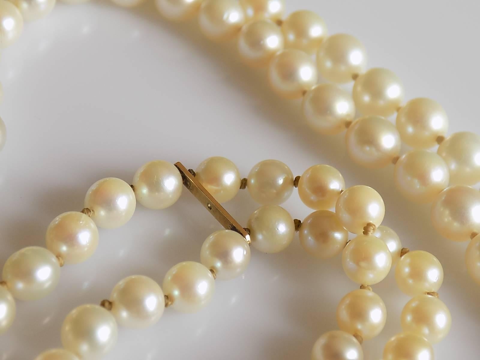 A Vintage from 1900 to1950s Two row Cultured Pearl necklace and bracelet Set. Both pieces on 9 carat yellow gold clasps with a faceted natural oval Citrine in the middle and surrounded by eight split pearls. English origin.
Necklace: Total length of