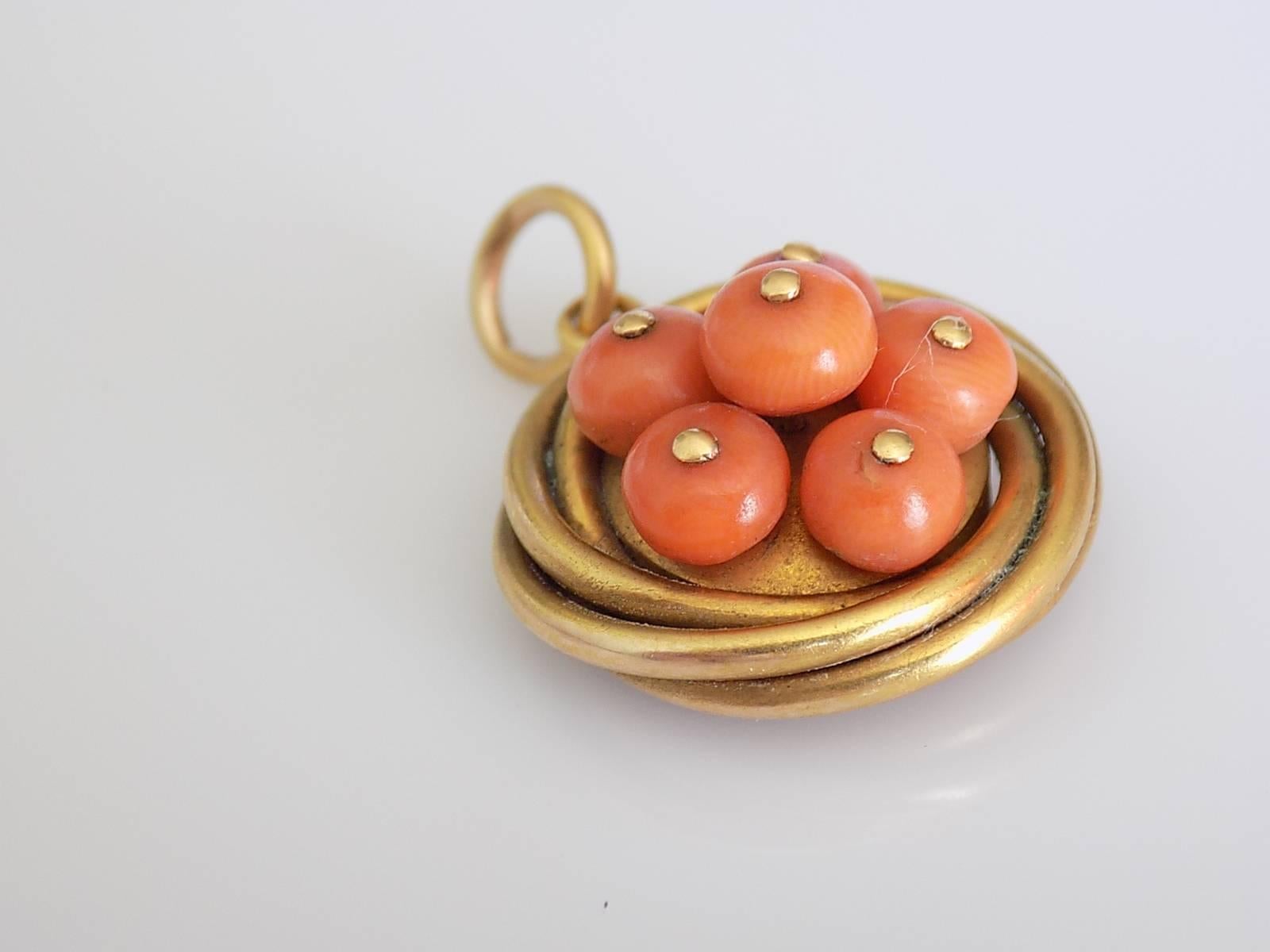 A Beautiful Victorian 15 carat gold and Coral locket pendant. The locket complete with a glazed department at the back with a three different color locks of hair inside of it.
Total drop including top rings 26mm, width 20mm.
Weight 5.2gr.
Unmarked,