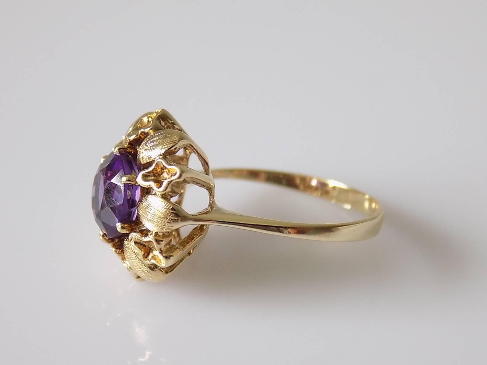 14K Amethyst Gold Solitaire Flower Ring In Excellent Condition In Boston, Lincolnshire