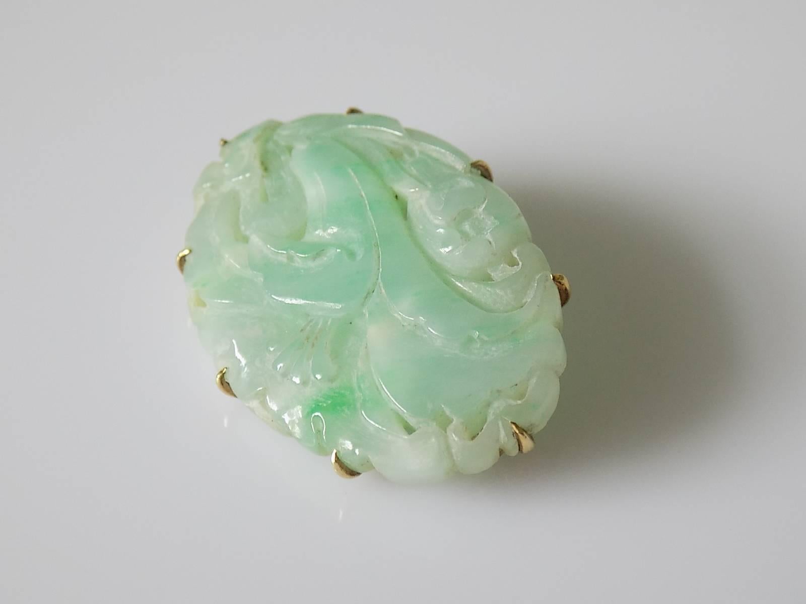 15K Art Deco Carved Jadeite Jade Floral Brooch In Excellent Condition In Boston, Lincolnshire