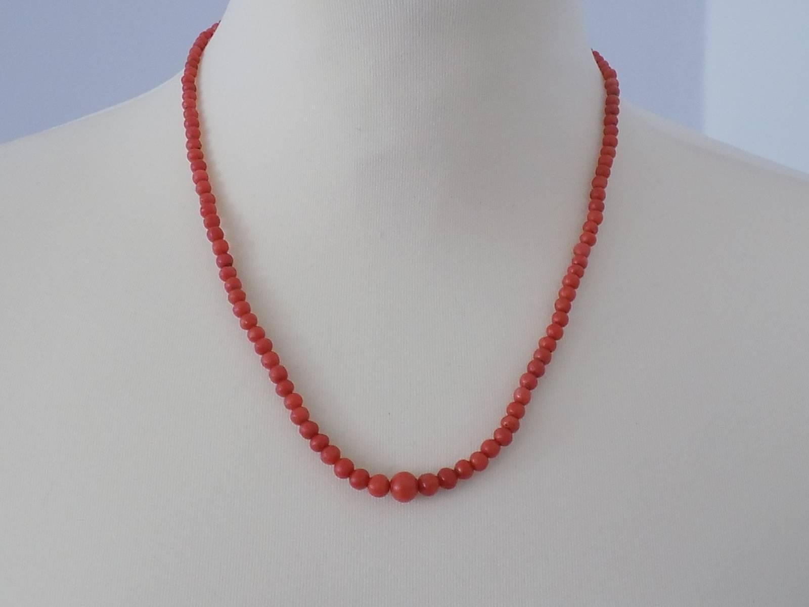 Antique Victorian Gold Red Salmon Coral Beads Necklace In Excellent Condition In Boston, Lincolnshire