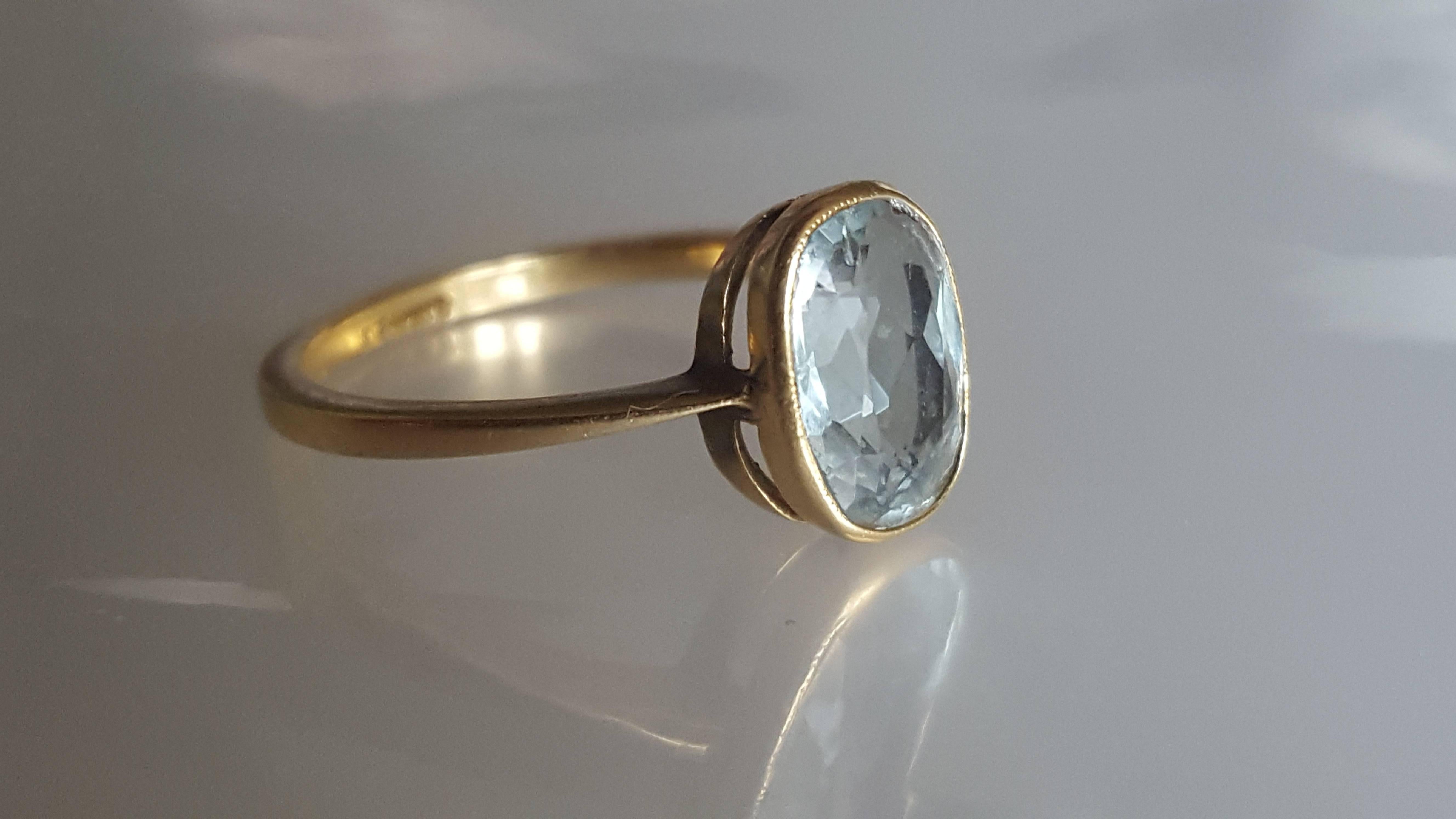 A Beautiful Edwardian era 18 Carat Gold and Aquamarine solitaire ring. Perfect as everyday ring. English origin. 
Size L UK, 6 US can be sized. 
Aquamarine 9mm x 7mm approx 1.4 Carat. 
Marked for 18 Carat Gold, also tested for 18 Carat. 
