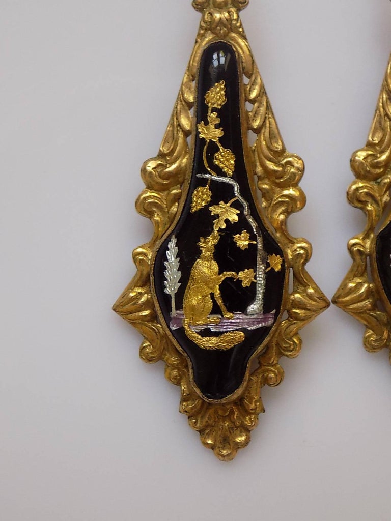 A BREATHTAKING VICTORIAN ERA c.1860 FRENCH ORIGIN GILT & ENAMEL PENDANT EARRINGS. A VERY BEAUTIFUL AND EXTREMELY RARE EARRINGS.
THE EARRINGS WITH AN IMAGES FROM OF ONE FAMOUS AND POPULAR AESOP`S FABLE 