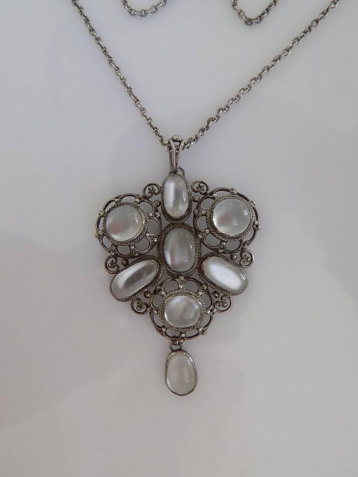 Arts & Crafts 1920s White Moonstone Silver Necklace In Excellent Condition In Boston, Lincolnshire