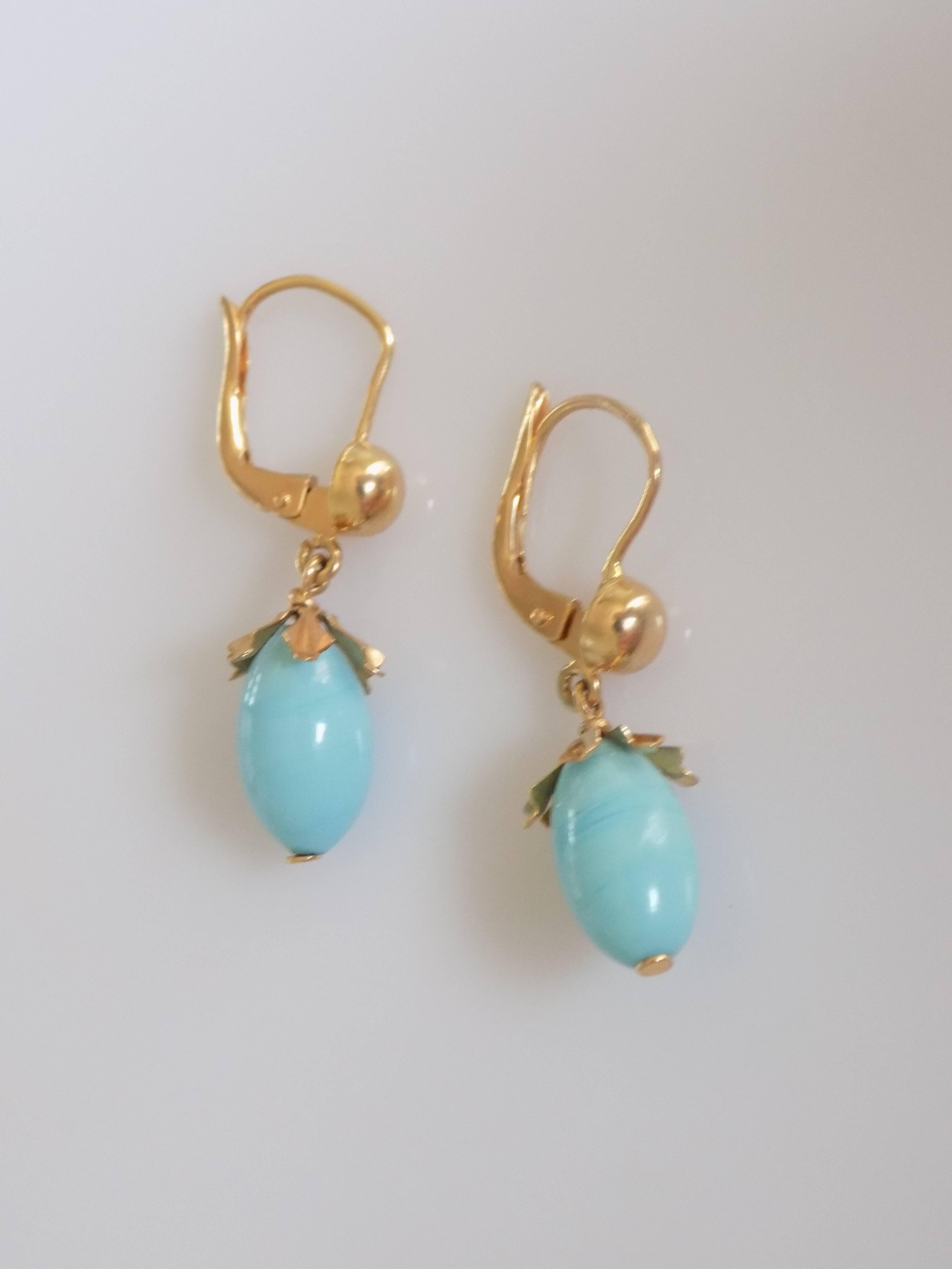 A Beautiful Vintage 18 Karat Gold and Turquoise drop earrings. The earrings complete with a lever backs for pierced ears. Italian origin.
Total drop including fittings 32mm, width 9mm.
Weight 4.5gr.
Full Italian hallmark for 18 Karat Gold.