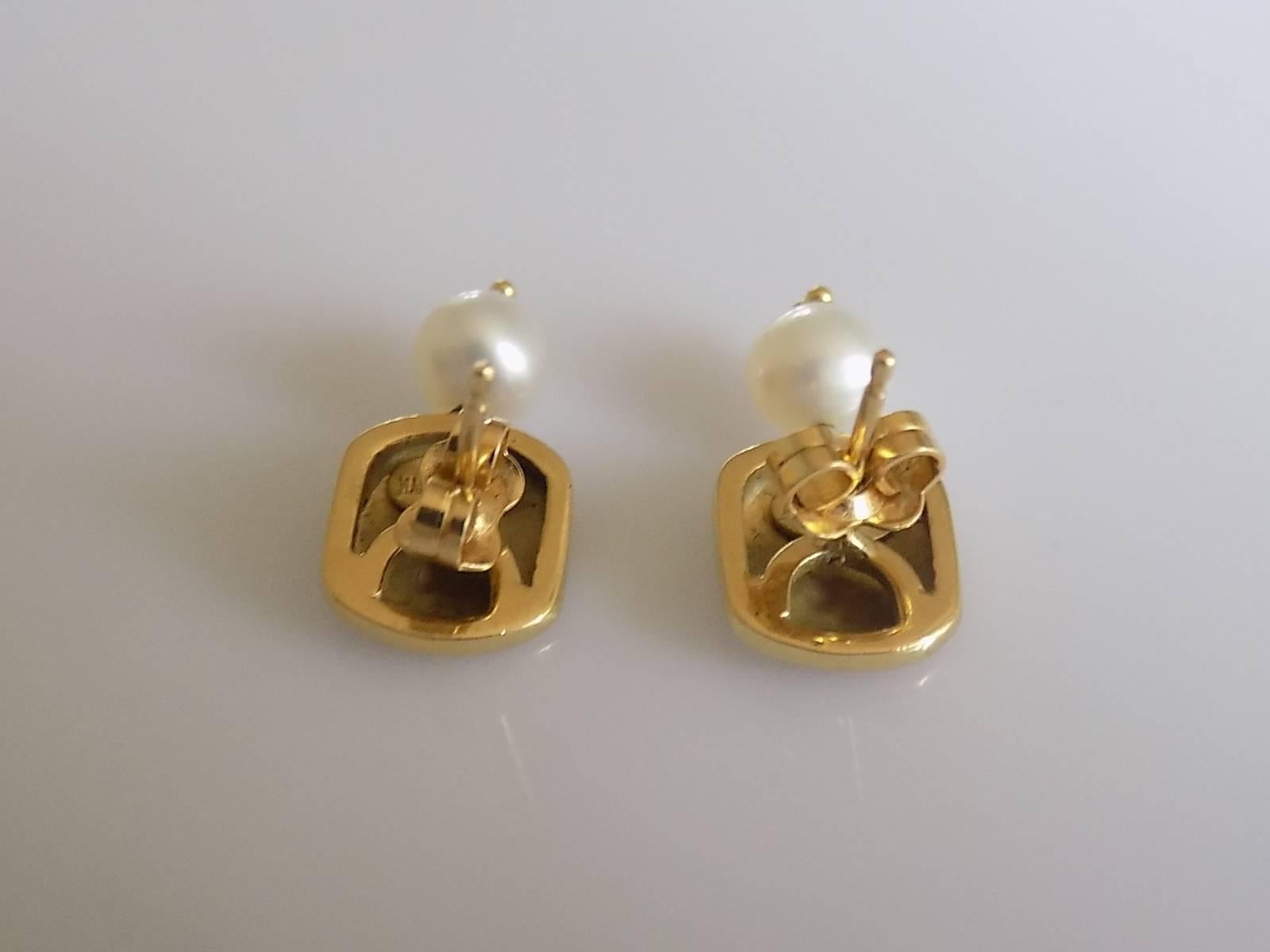 A Lovely and Unique Vintage 18 Carat Gold and Pearl stud earrings for pierced ears. The earrings with an image of Putti/ Angel/ Cherub. Italian origin.
Total height 18mm, width 10mm.
Weight 3.3gr.
Marked Made in Italy, 18Kt for 18 carat Gold.
The