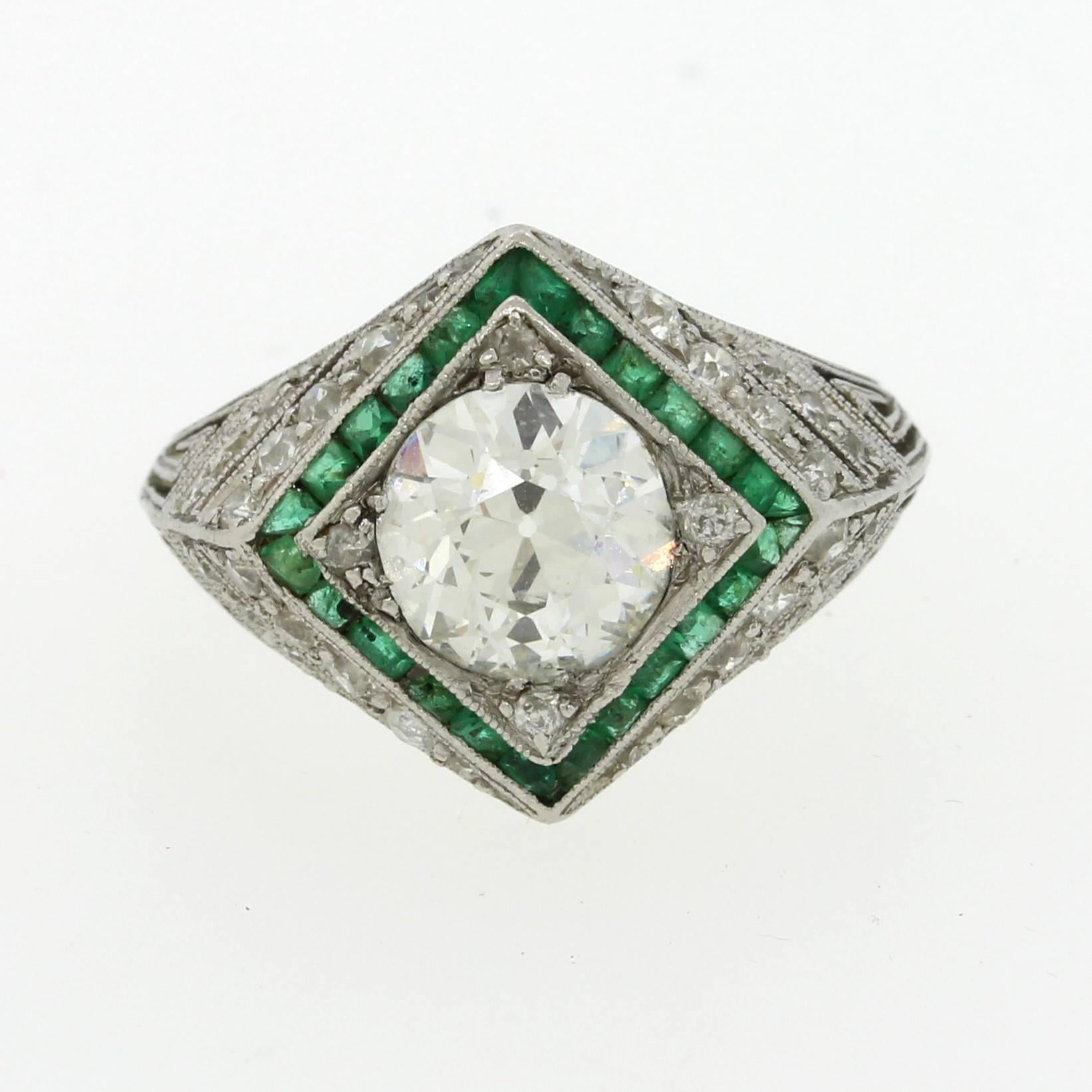 1920 Art Deco 1.70 carat  Diamond Emerald Platinum Engagement Ring For Sale 4