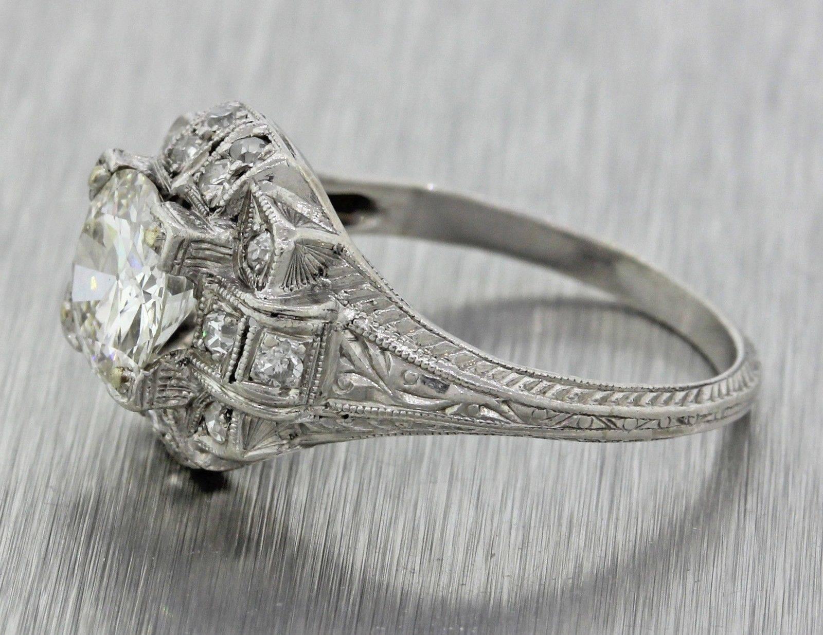 Exquisite Antique Art Deco 1.62 Carat Diamonds Platinum Engagement Ring In Excellent Condition For Sale In Huntington, NY