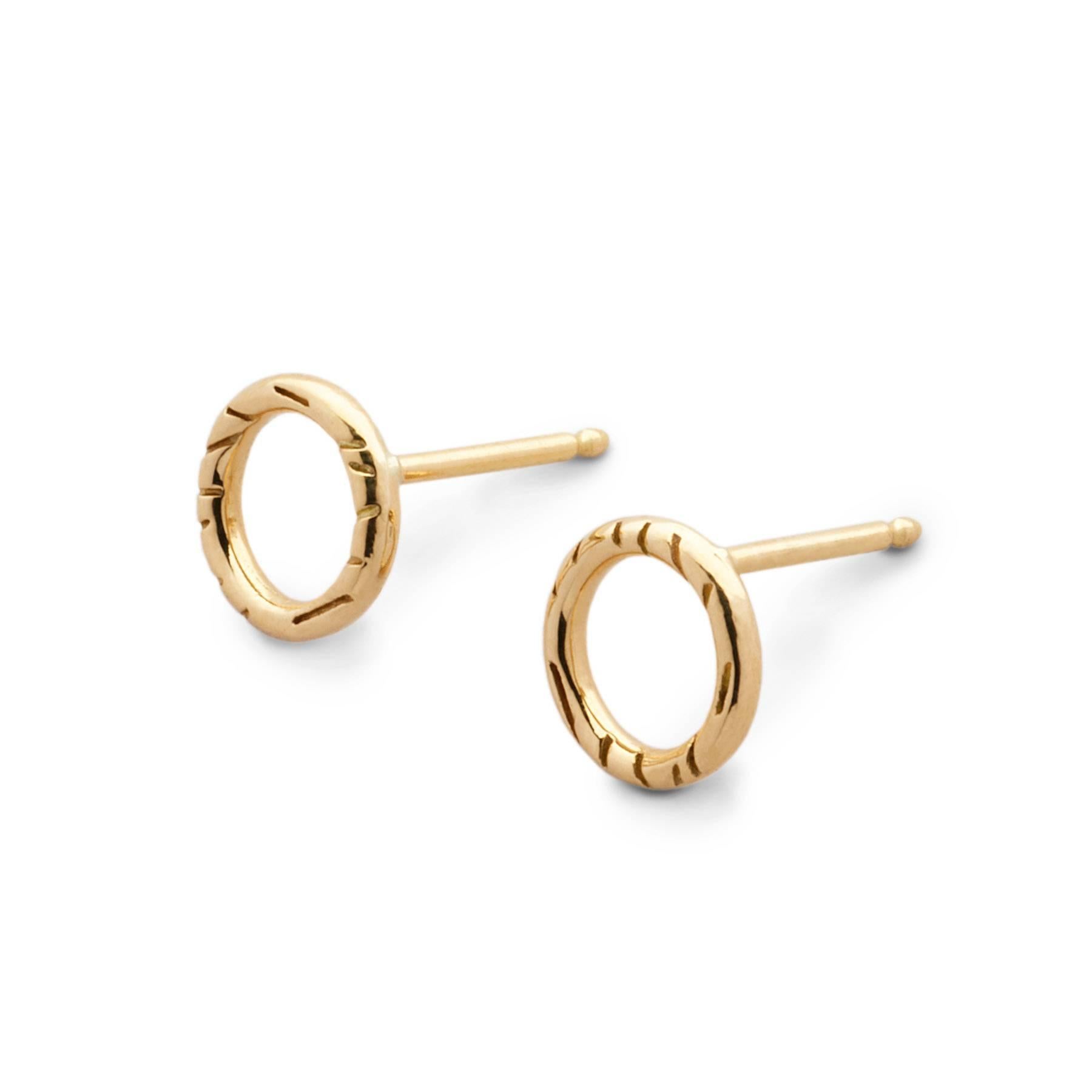 18ct yellow gold hoop earstuds with fur texture engraving
Post and butterfly fittings
Open circle measures 9mm
Made in London

Classic and elegant, these earstuds compliment everyday wear and pair with any of the Open Circle items from the