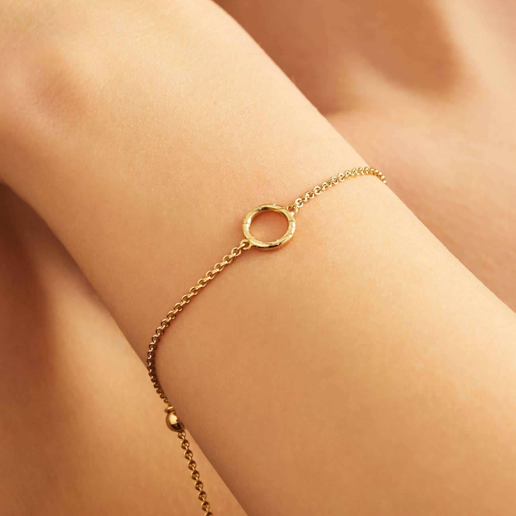 18ct yellow gold with fur texture engraving
Fully adjustable length chain
Circle diameter measuring 9mm
Made in London

A delicate bracelet that works perfectly with any outfit and can be worn on its own or layered with other bracelets form the