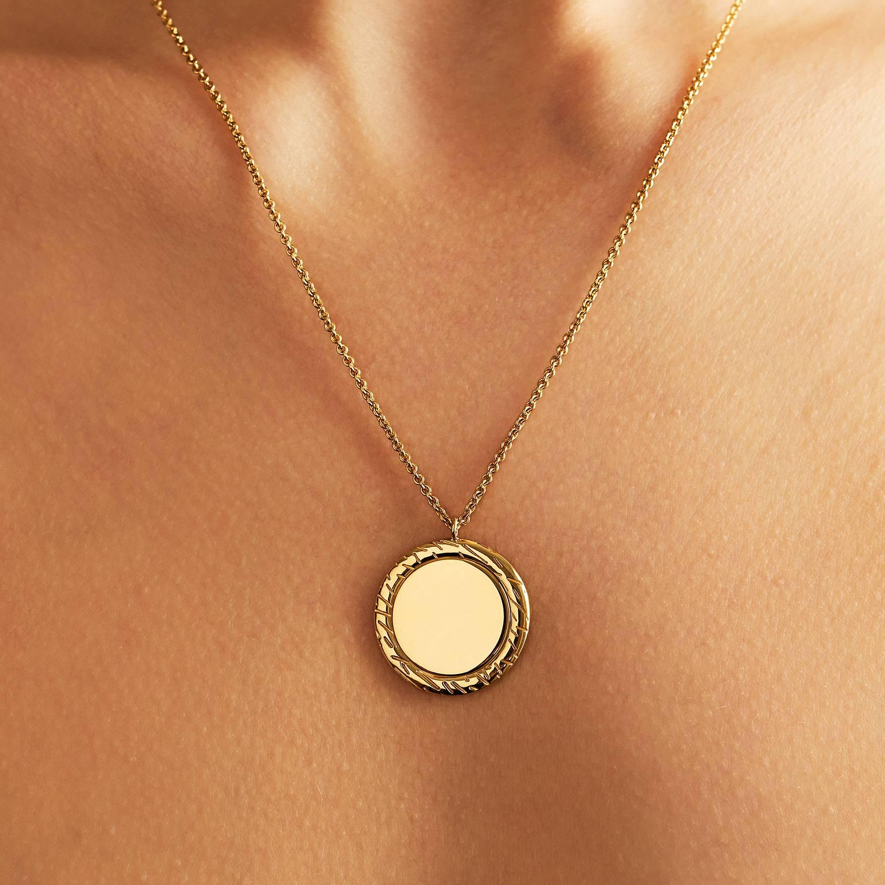 18ct yellow gold necklace with fur texture engraving and plain disc pendant
Fully adjustable length chain; sizes 18” and 22”* available
Closed Circle diameter measuring 21mm                                           
Made in London

Engraving