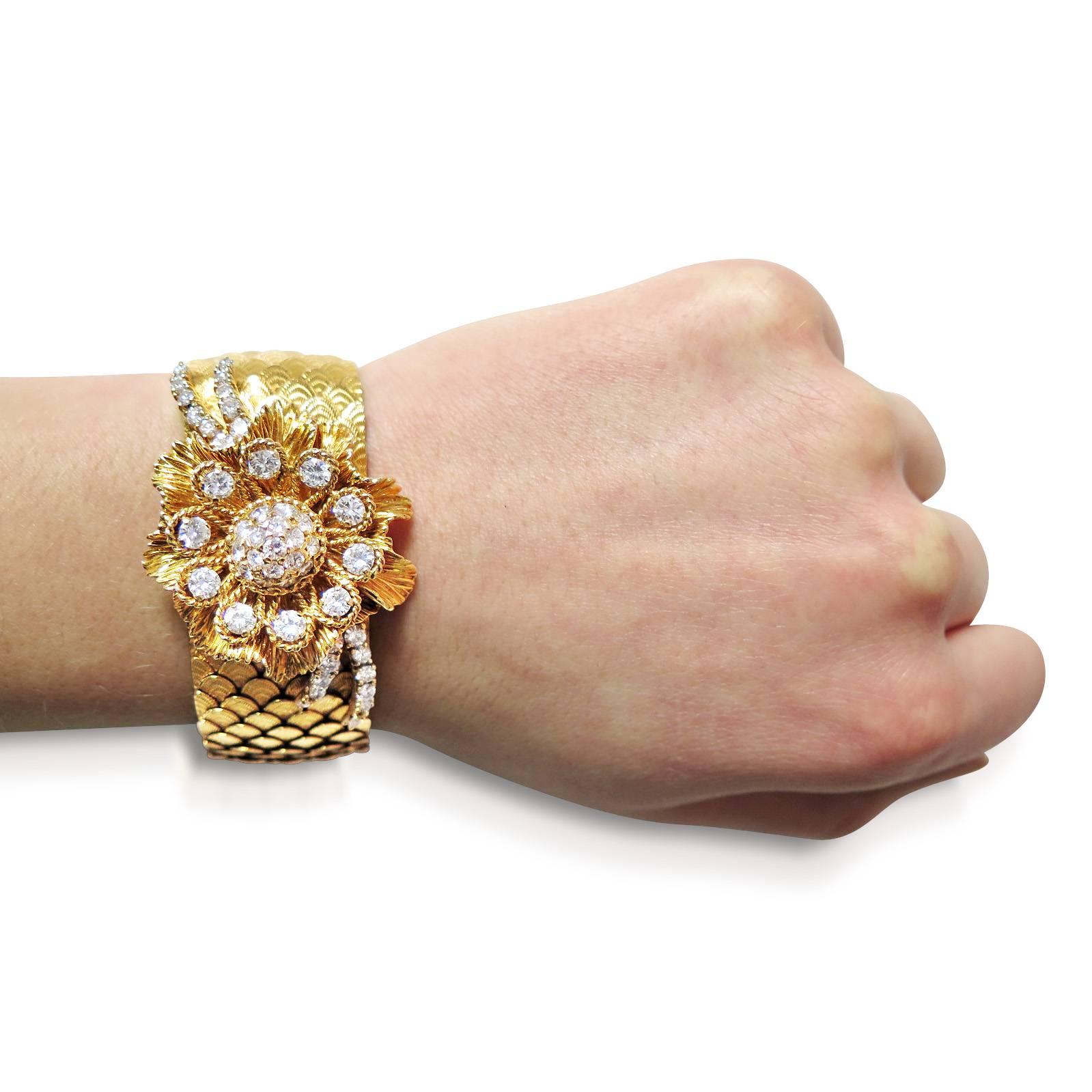 Kutchinsky Diamond Gold Scalloped Floral Bracelet In Excellent Condition For Sale In London, GB