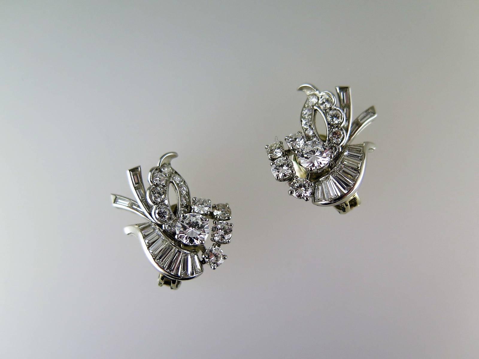 1950s Mauboussin Paris Diamond Floral Earclips In Excellent Condition For Sale In London, GB