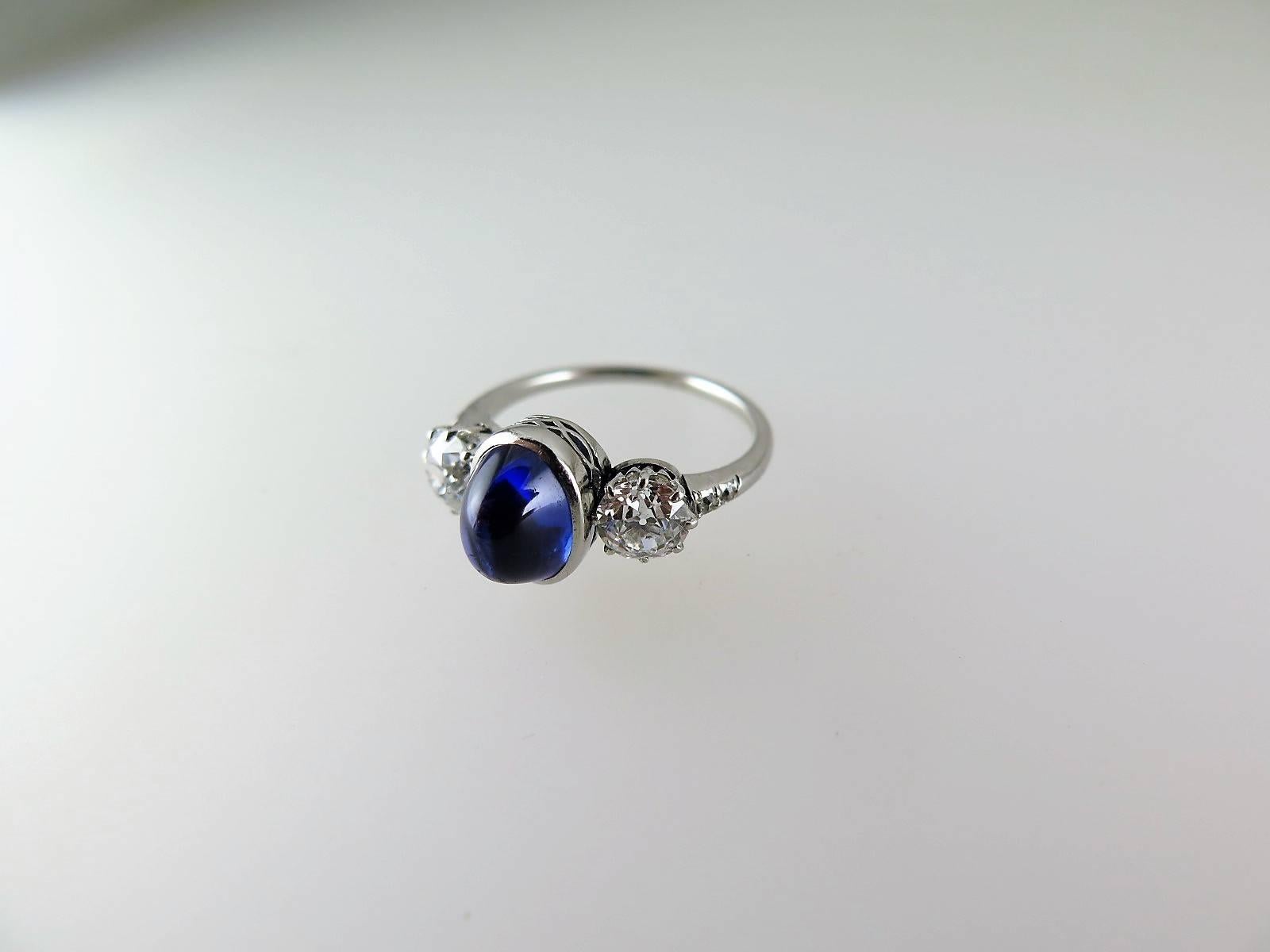 Antique Cabochon Sapphire and Old Mine-Cut Diamond Ring In Excellent Condition For Sale In London, GB