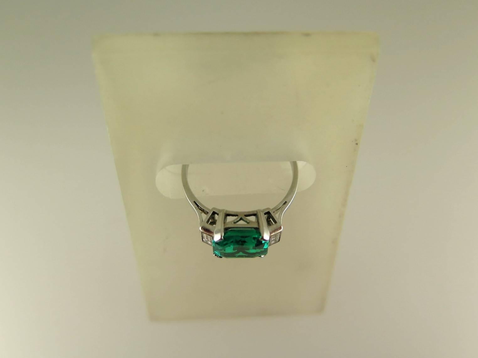 Fine Colombian 1.93 Carat Emerald and Diamond Ring 3