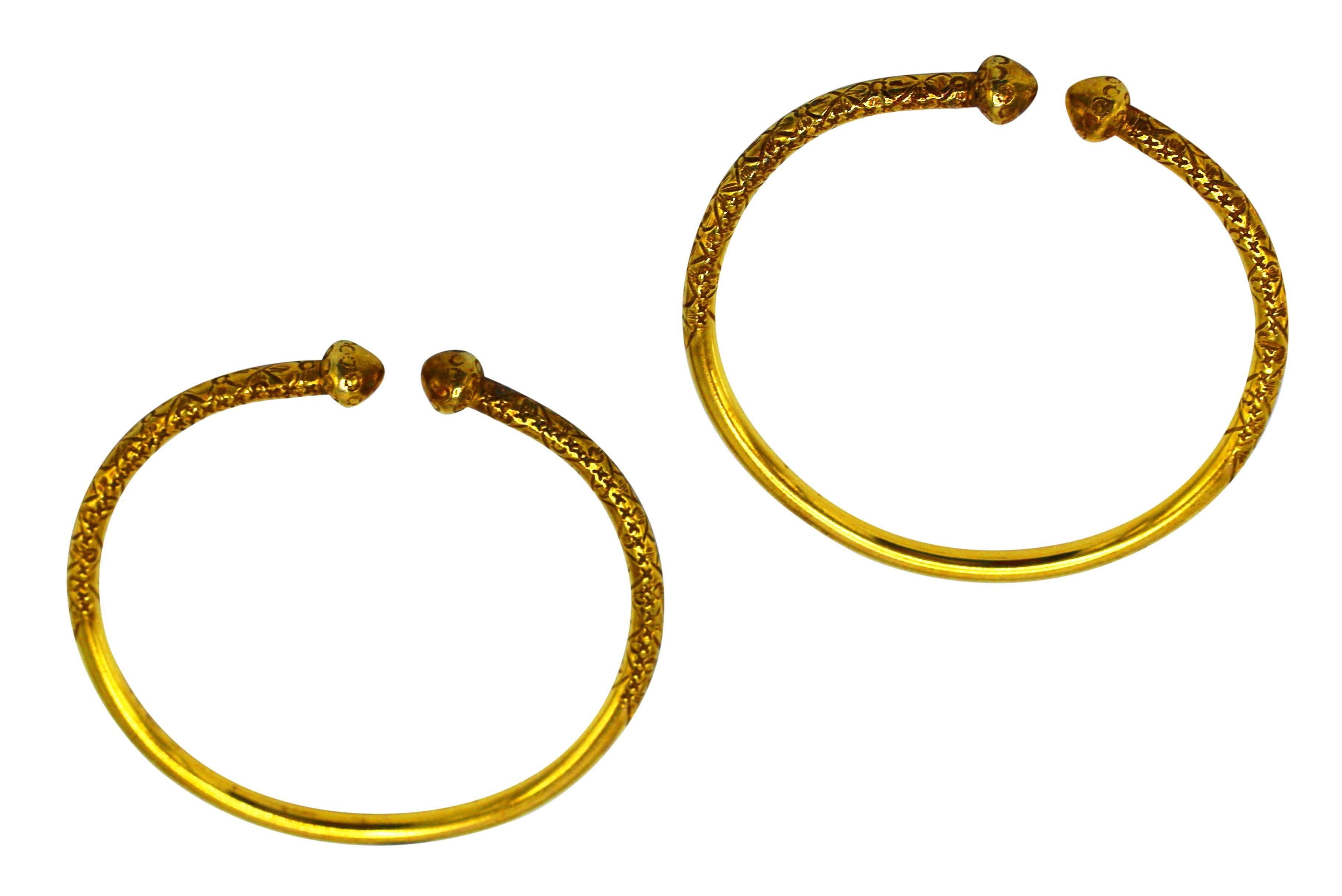 Pair of Gold Stacking Cuff Bangles In Excellent Condition In Miami, FL