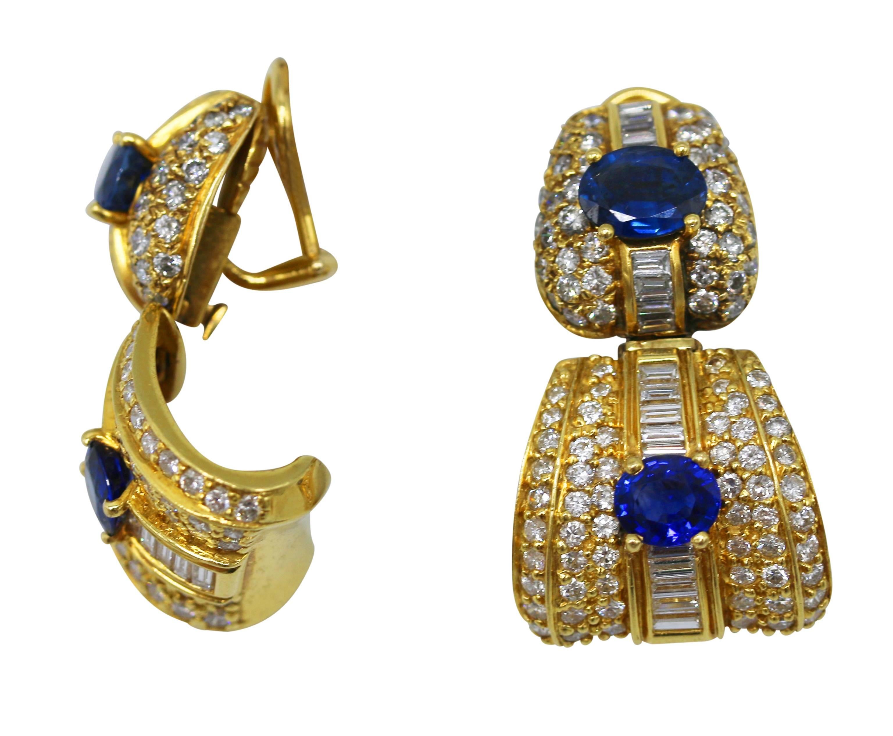 Pair of Sapphire, Diamond and Gold Day and Night Earclips In Excellent Condition In Miami, FL