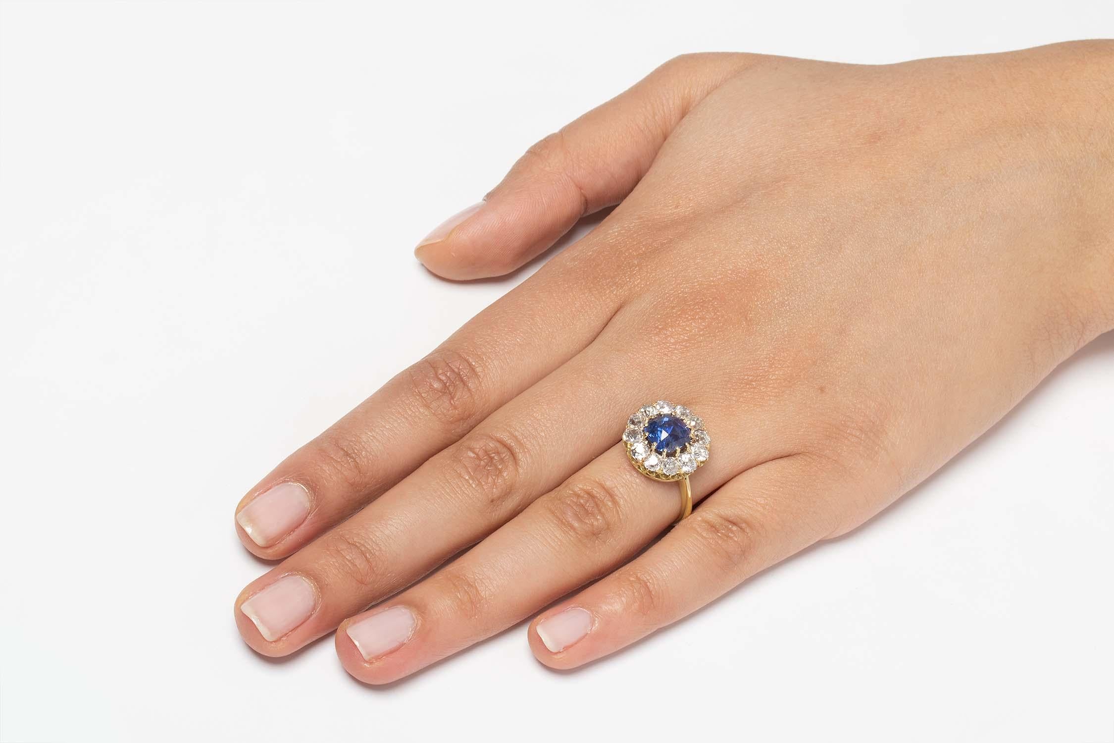 Victorian 3.55ct Sapphire and Diamond Halo Ring, c.1900s In Good Condition For Sale In London, GB