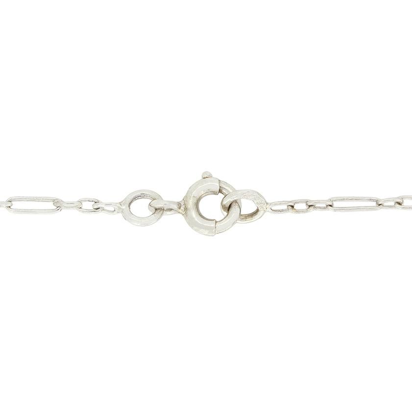 Questa elegante collana Art Deco con diamanti a goccia è un pezzo davvero bello. Il cuore è costituito da uno scintillante diamante taglio antico da 0,50 carati, sospeso delicatamente sotto una linea verticale di cinque diamanti taglio rosa