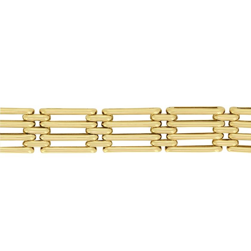 Ce charmant bracelet porte est délicatement réalisé en or jaune 9 carats. Avec des poinçons datant de 1961, le bracelet présente un design en treillis, classique des bracelets à grille. La pièce de 17 cm de long a une épaisseur de 1 cm et pèse 16