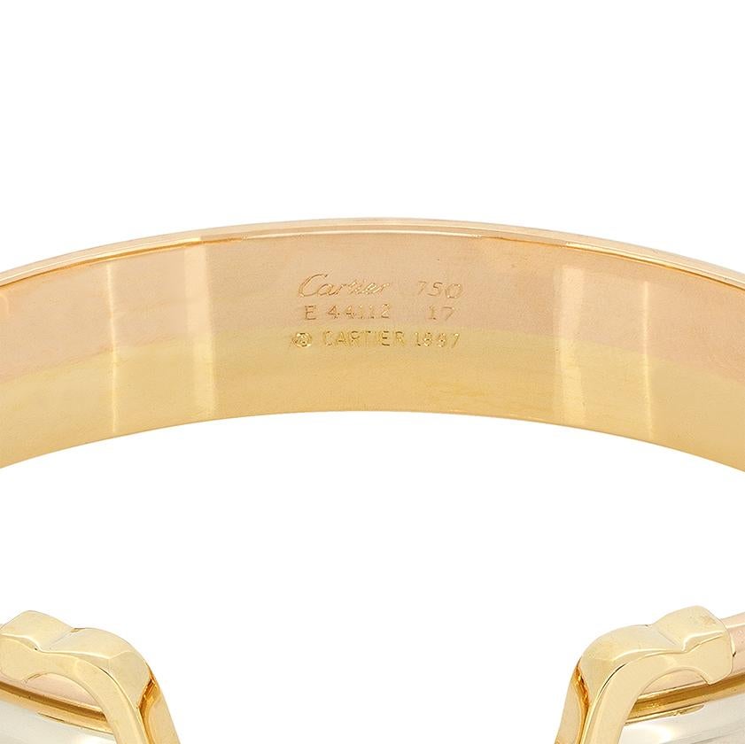 Dal designer Cartier arriva questo meraviglioso braccialetto della collezione C De Cartier. Questo braccialetto tricolore è stato realizzato in oro bianco, giallo e rosa a 18 carati per creare l'iconico design di Cartier. Questo braccialetto misura