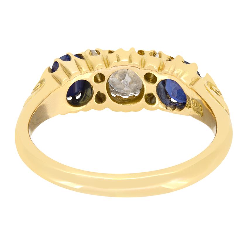Taille coussin antique Bague victorienne à trois pierres en diamant et saphir de 0,60ct, c.I.C. en vente