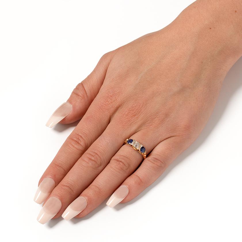Bague victorienne à trois pierres en diamant et saphir de 0,60ct, c.I.C. Bon état - En vente à London, GB
