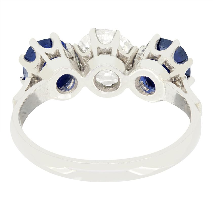 Taglio antico europeo Anello a trilogia di diamanti e zaffiri Art Deco da 1,30 carati, 1920 ca. in vendita