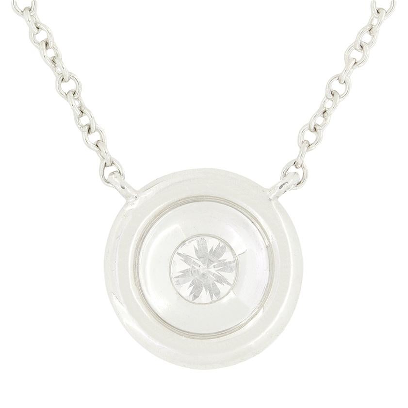 Da Tiffany & Co. arriva questo splendido ciondolo della collezione Soleste. Un meraviglioso diamante tondo brillante si trova al centro del design, circondato da una doppia aureola. Il diamante centrale ha un peso di 0,15 carati con una