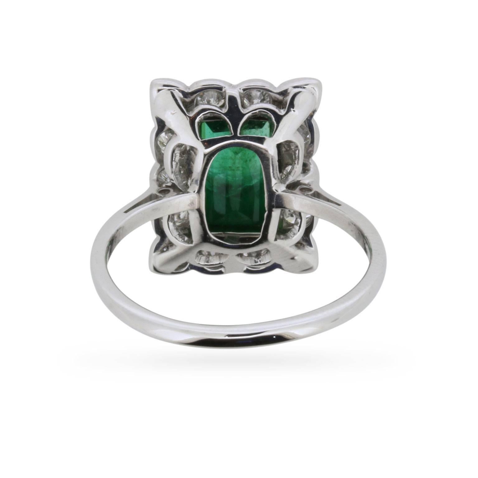 Late Art Deco Emerald and Diamond Cluster Ring, circa 1930s In Excellent Condition In London, GB