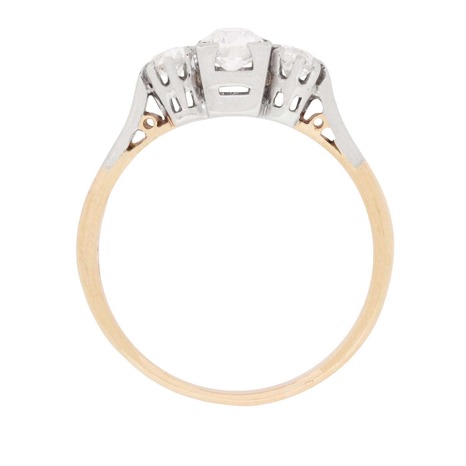 Dieser um 1900 gefertigte Ring aus 18 Karat Gelbgold und Platin funkelt mit 0,60 Karat Diamanten im Altschliff und ist die beliebteste Kombination der viktorianischen Ära.

Die antiken Diamanten, ein Stein von 0,30 Karat in der Mitte des Rings und