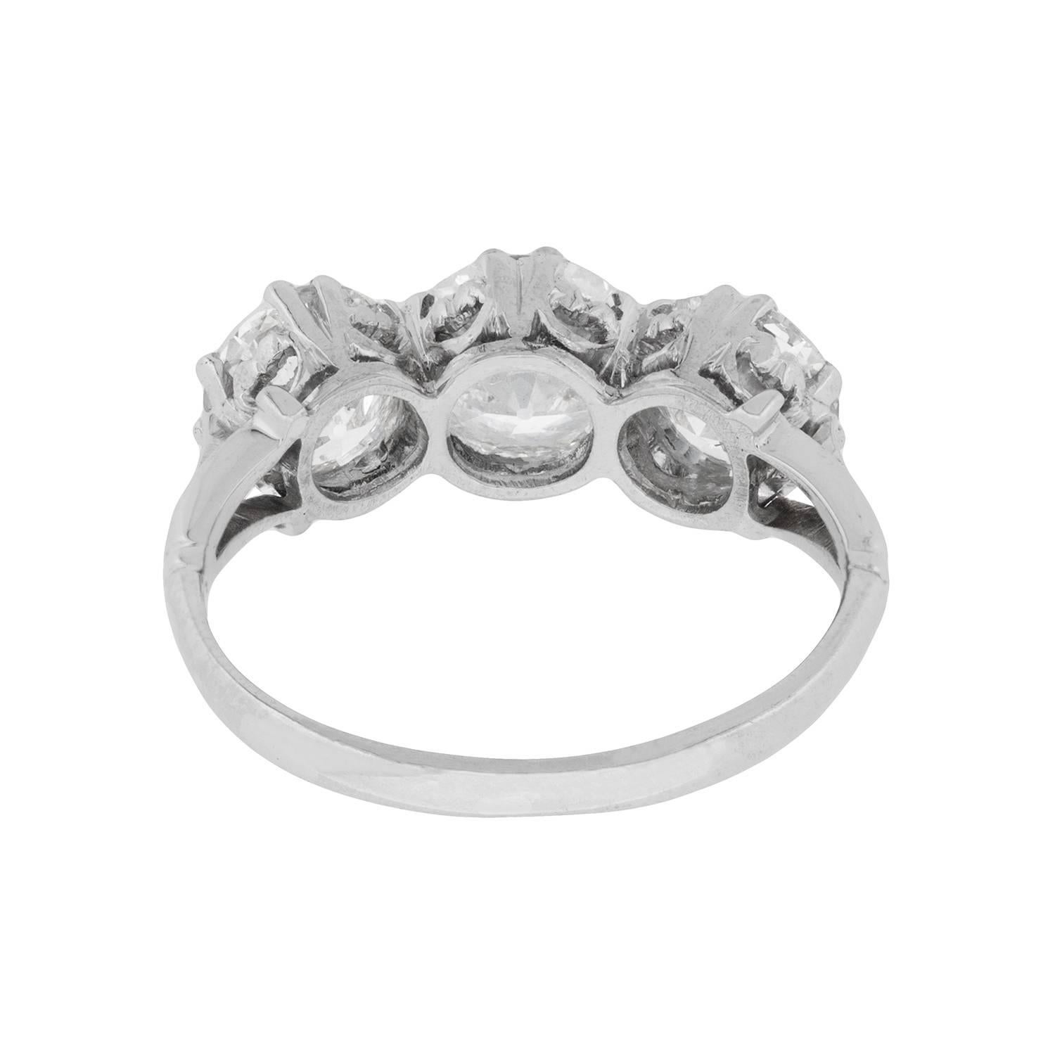 Women's or Men's Art Deco 3.50 Carat Three-Stone Diamond Engagement Ring, circa 1920s