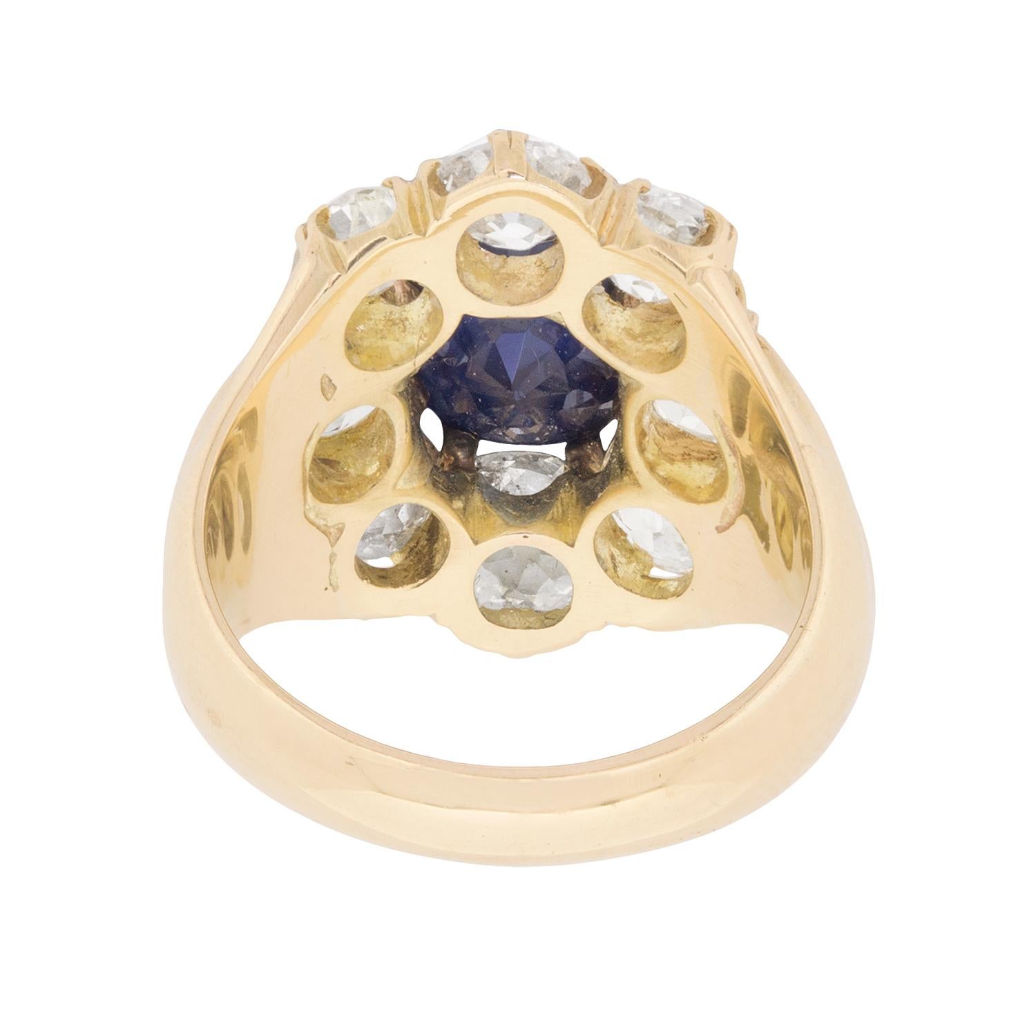 Victorian Sapphire and Diamond Cluster Ring, circa 1900s In Good Condition For Sale In London, GB