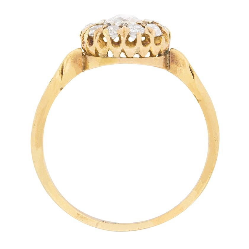 Dieser wunderschöne Halo-Ring stammt aus der Zeit um 1900 und besteht aus einer Sammlung von Diamanten mit altem Schliff. Der mittlere Diamant hat ein Gewicht von 0,60 Karat, die zehn Diamanten im Halo wiegen jeweils 0,05 Karat. Das macht insgesamt