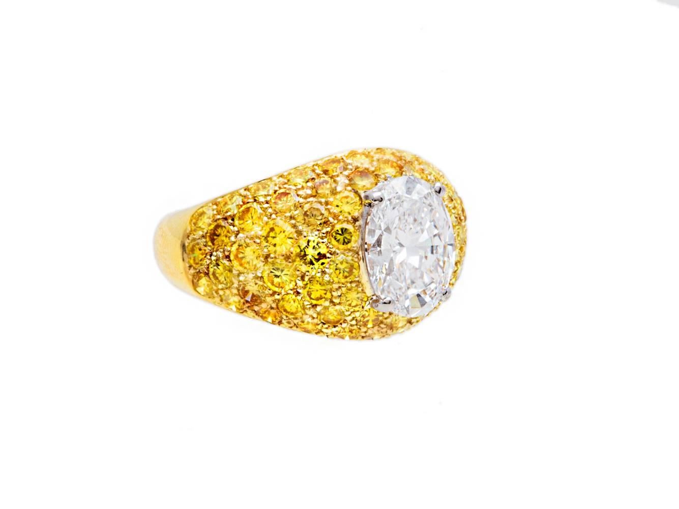 Van Cleef und Arpels Ring aus 18K Gelbgold und Platin. Der Mittelstein ist ein 2,04 Karat Ovalschliff D VS1 GIA zertifiziert. Der Ring ist mit 3,08 Karat gelben Fancy-Diamanten mit VVS-Reinheit besetzt. Ringgröße: US 6/ EUR 52, Die Ringfläche ist