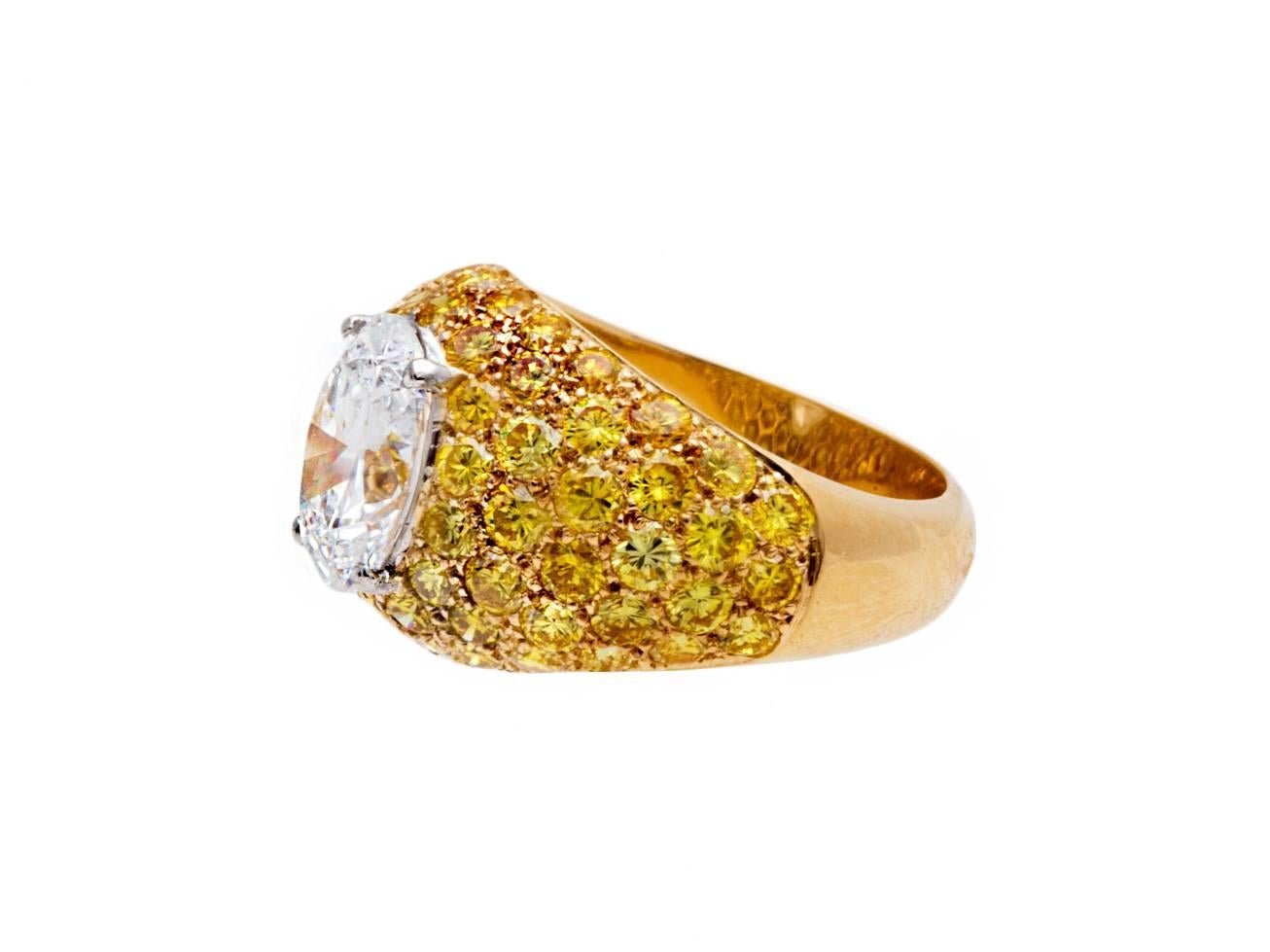 Van Cleef & Arpels Gold-Platinring mit 2,04 Karat gelben Fancy-Diamanten (Ovalschliff) im Angebot