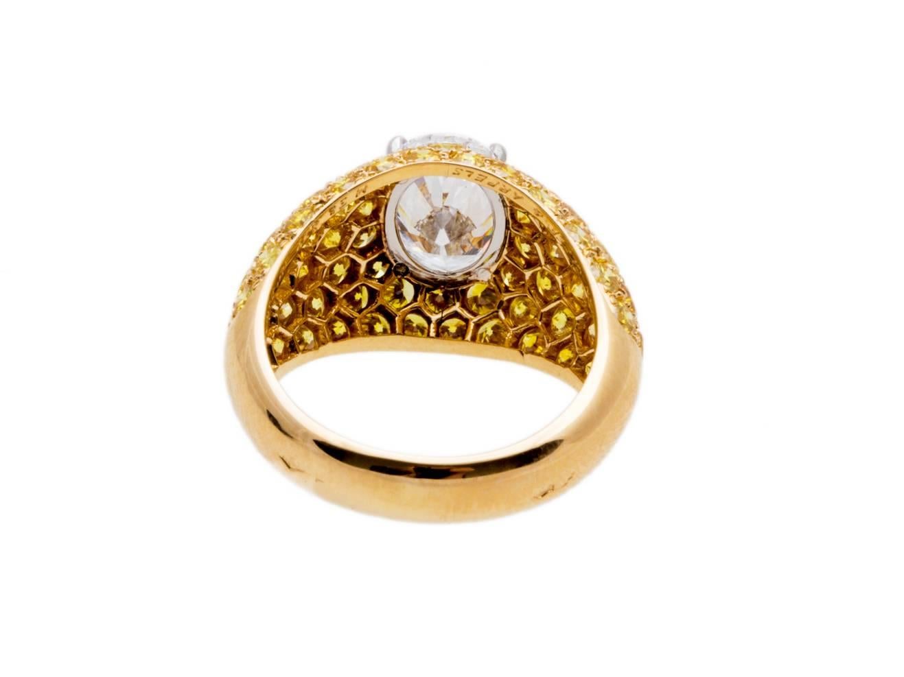 Van Cleef & Arpels Gold-Platinring mit 2,04 Karat gelben Fancy-Diamanten im Zustand „Hervorragend“ im Angebot in Sunny Isles Beach, FL