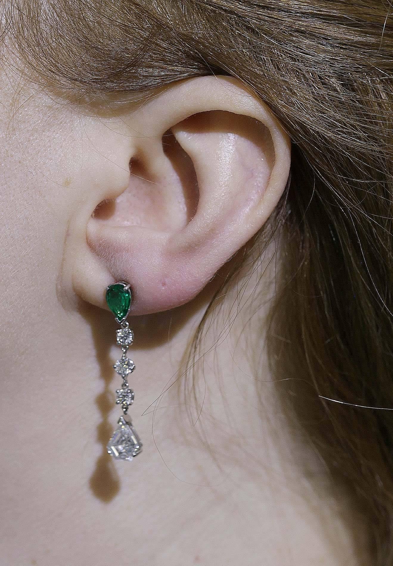 Stunningly Chic Emerald Diamond Platinum Earrings In New Condition In Sunny Isles Beach, FL