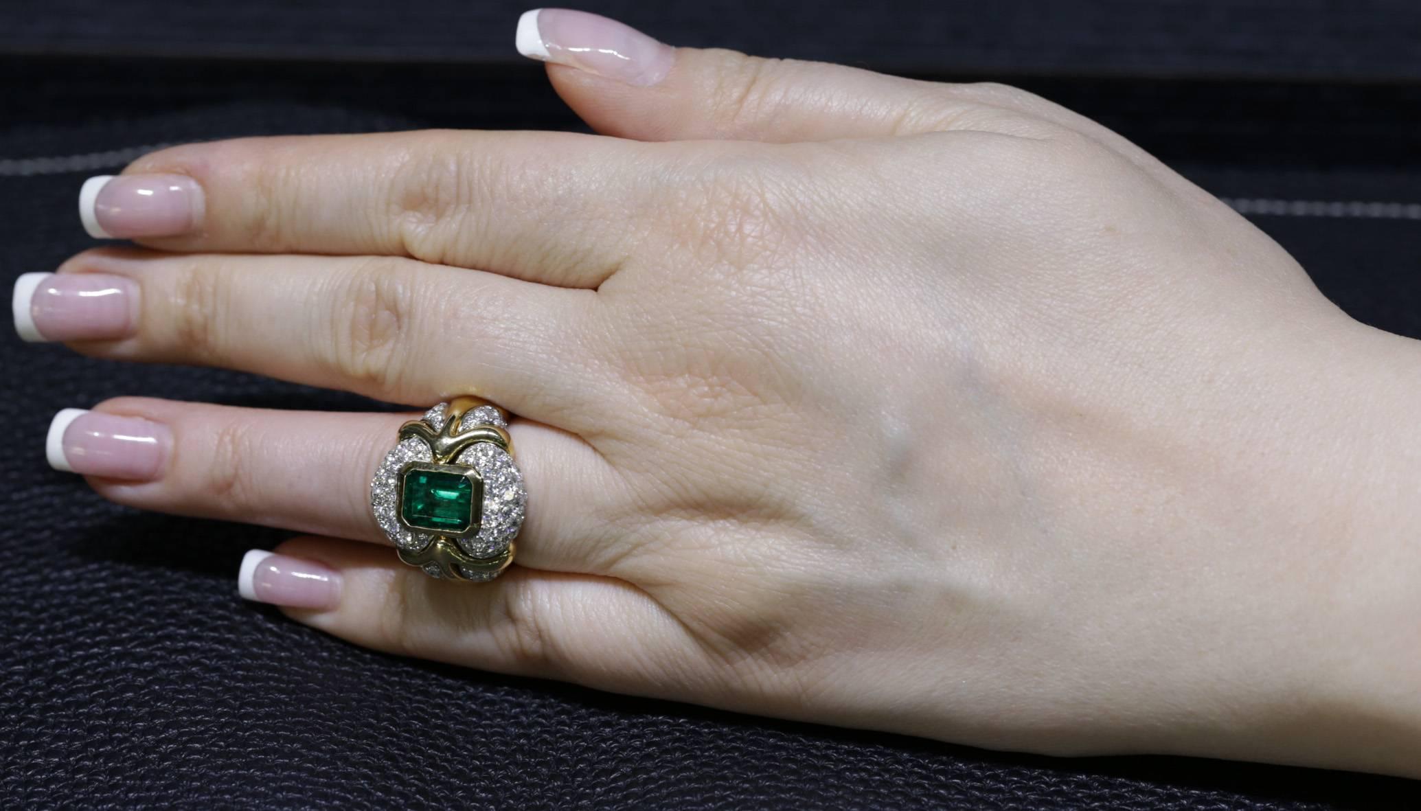 Colombian Emerald Diamond Gold Ring In New Condition For Sale In Sunny Isles Beach, FL