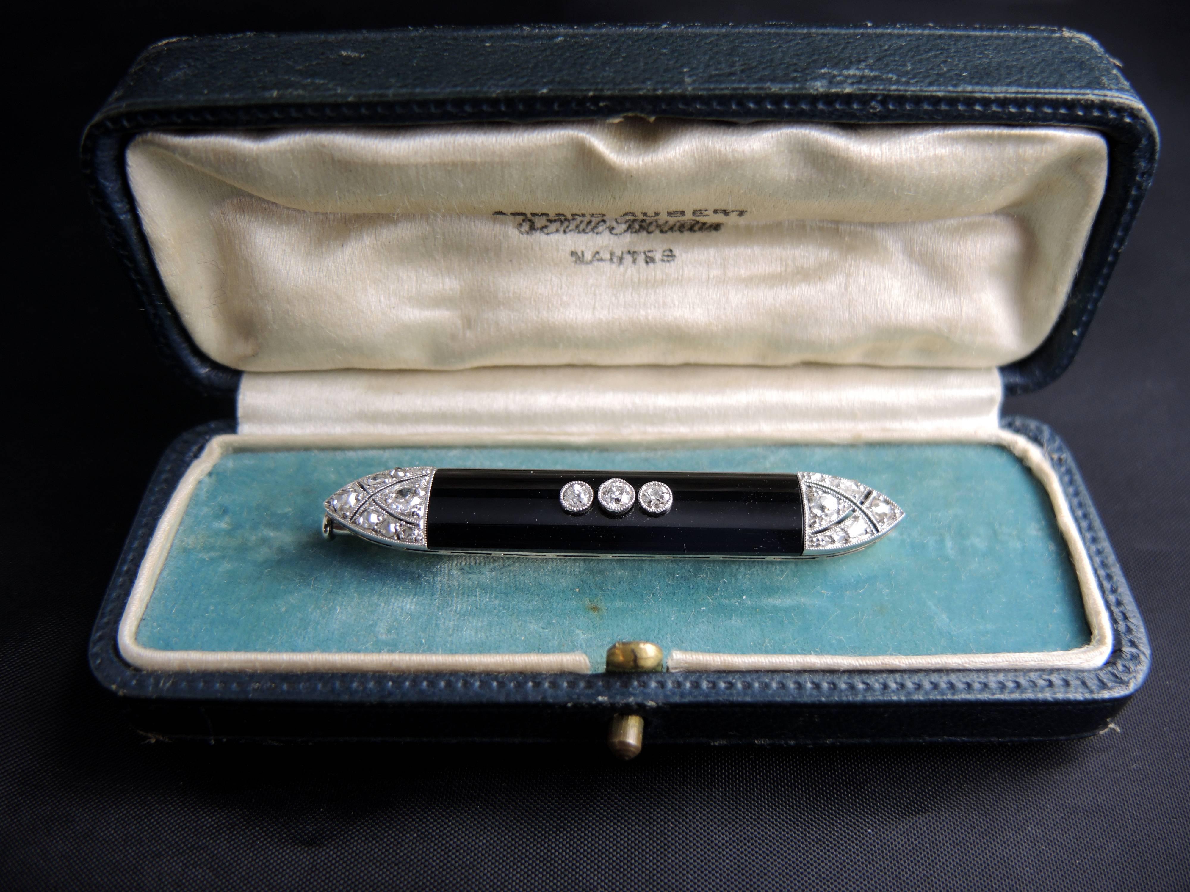 Art Deco Diamond Onyx White Gold and Platinum Brooch, circa 1920 In Excellent Condition In Paris, FR