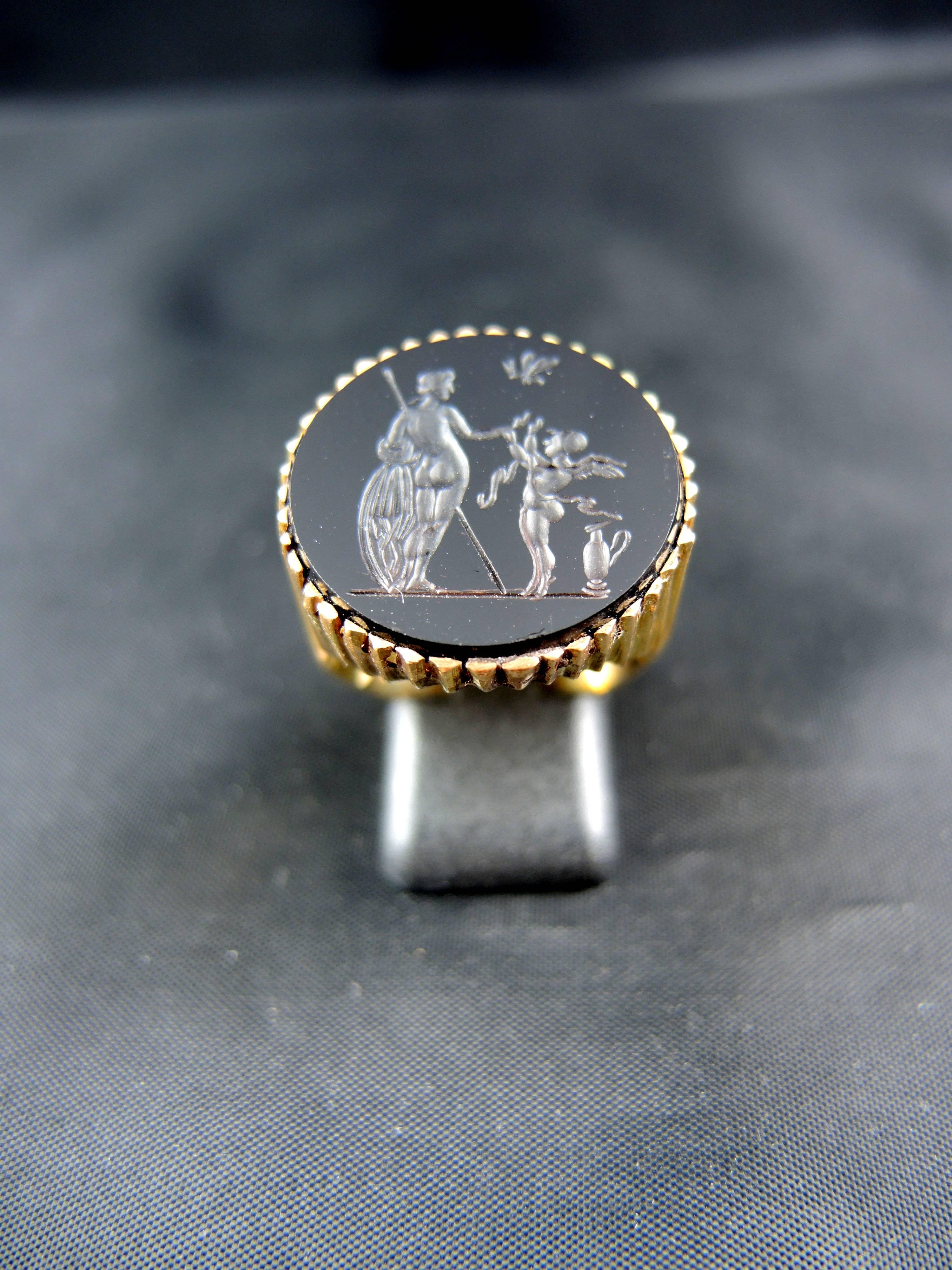 18kt yellow gold ring (quality mark: weevil) with an onyx intaglio engraved.
Circa 1970.

Weight: 12,80g
Ring size: 61 (diameter 19,40 / US size 9,50)