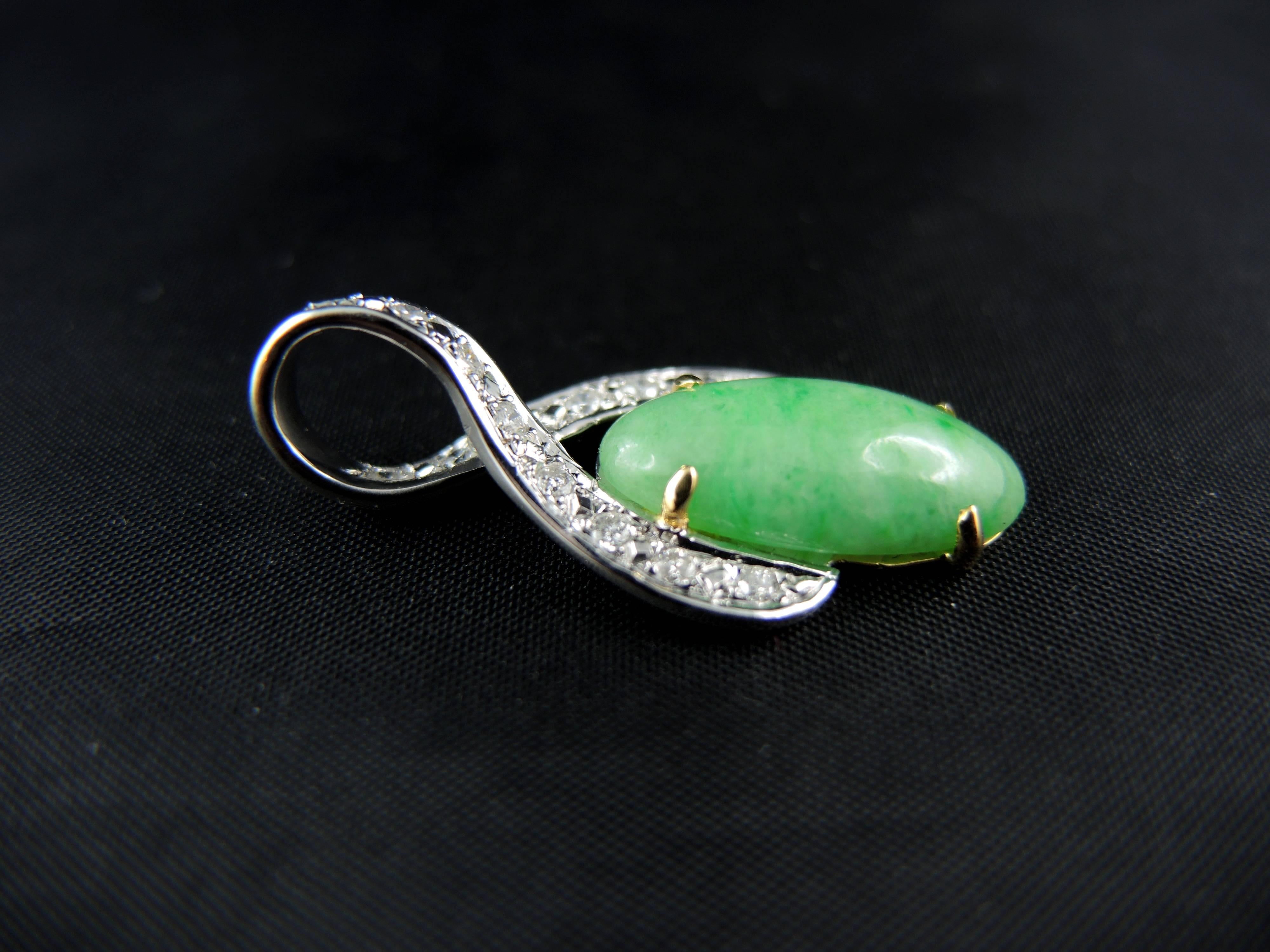 Jadeite Jade Diamonds Gold Pendant circa 1970 In Excellent Condition For Sale In Paris, FR