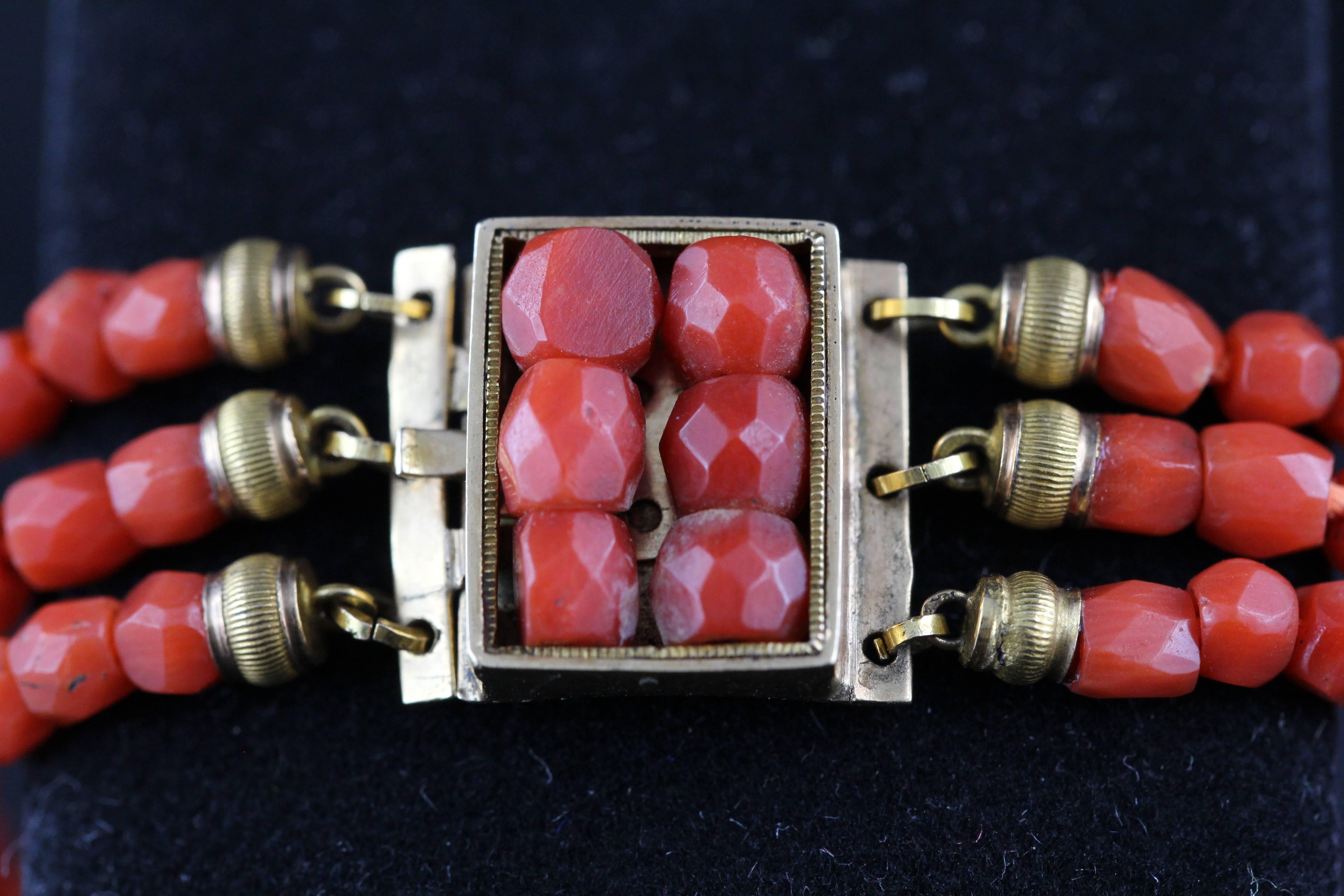 Antique 19th Century French Coral Pearls Bracelet with Gold Clasp In Good Condition In Paris, FR