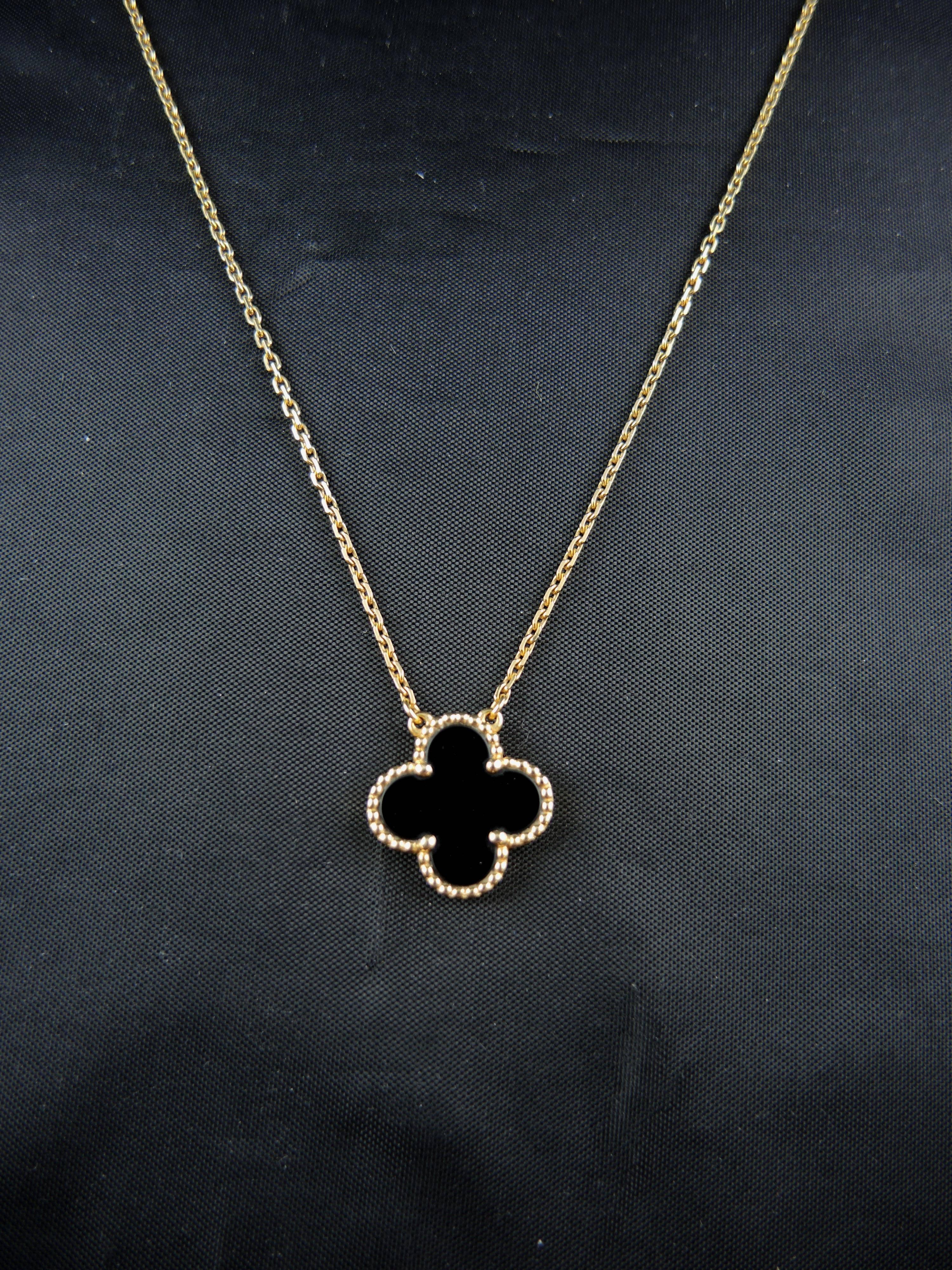 Van Cleef & Arpels Onyx Gold Alhambra Necklace In Excellent Condition In Paris, FR