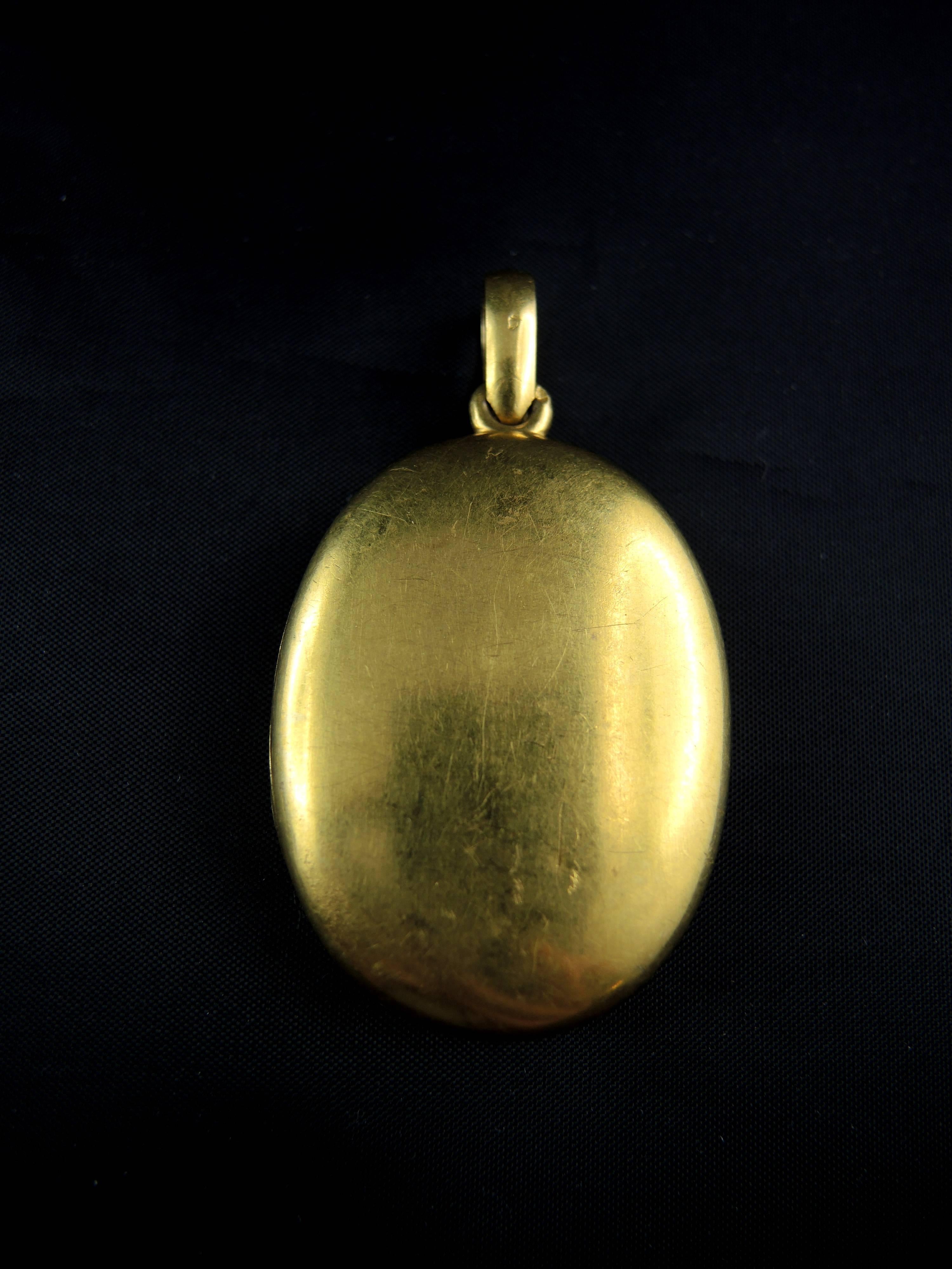 Antique French Gold Locket with Vine Leaf Design In Good Condition In Paris, FR