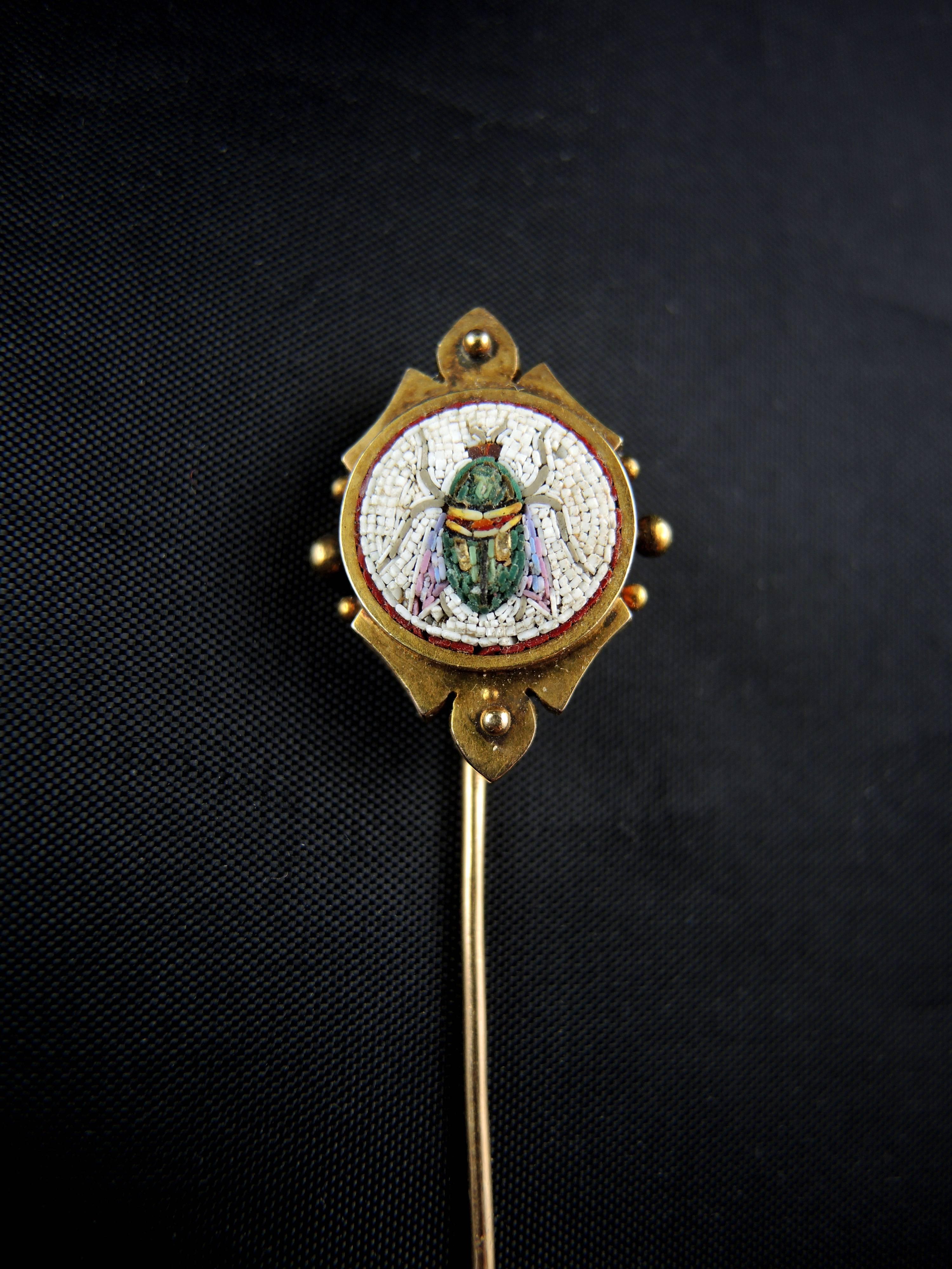 Rare 18kt gold pin (quality mark: owl) with a stunning micro mosaic showing a green and gold scarab beetle on a white backgroung.

Work from the 19th century, circa 1850, etruscan revival.

Weight: 4,30 g
Height: 7,30 cm

State : very little